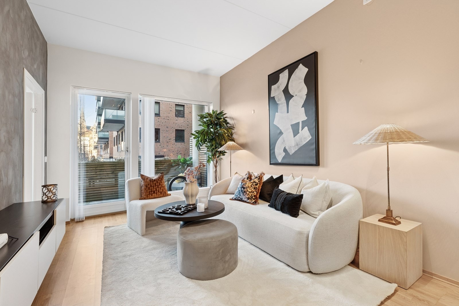 I Stuen er det gode møbleringsmuligheter med plass for sofagruppe og stort spisebord. Galleribilde