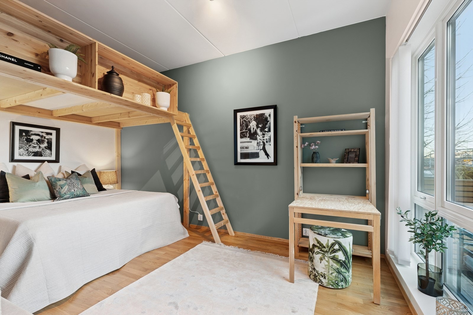 Lyst og luftig soverom med smart hemsløsning. Det er god plass til stor seng med tilhørende nattbord. Galleribilde