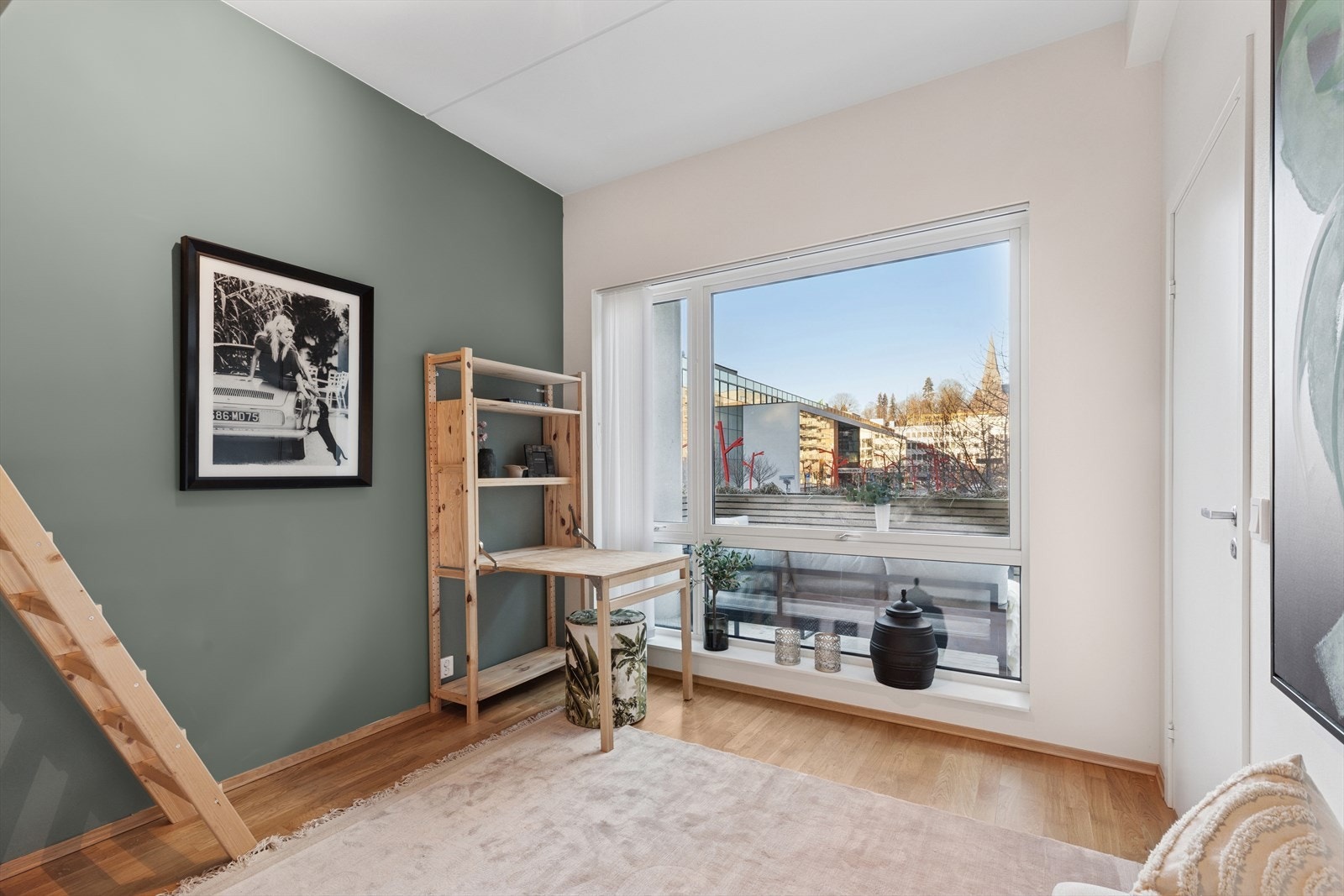 Her er det god plass til garderobeløsning eller en kontorpult. Galleribilde