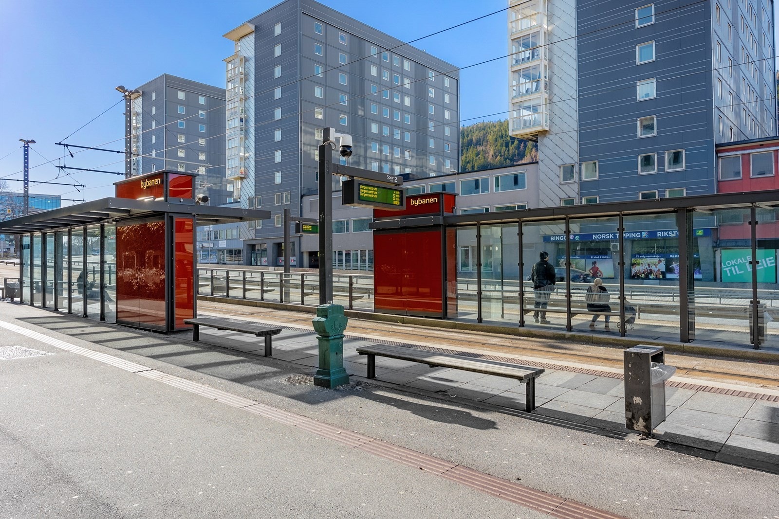 Bybanestopp på Danmarksplass. Galleribilde