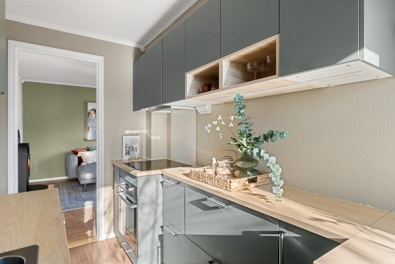 Kjøkkenet ble oppgradert i 2020 av forrige eier, og har en praktisk utforming med mye benkeplass. Galleribilde