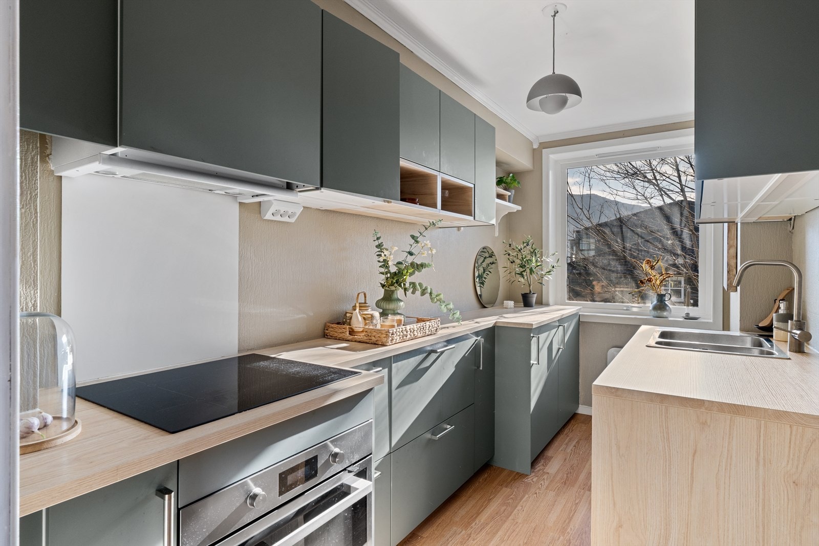 Velkommen til Nordre Skogveien 23 presentert av Cecilie van der Heide for Eiendomsmegler Vest. Galleribilde