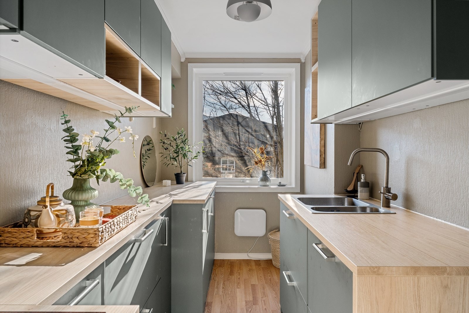 Ikea kjøkken i moderne utførelse med god skap- og benkeplass. Galleribilde