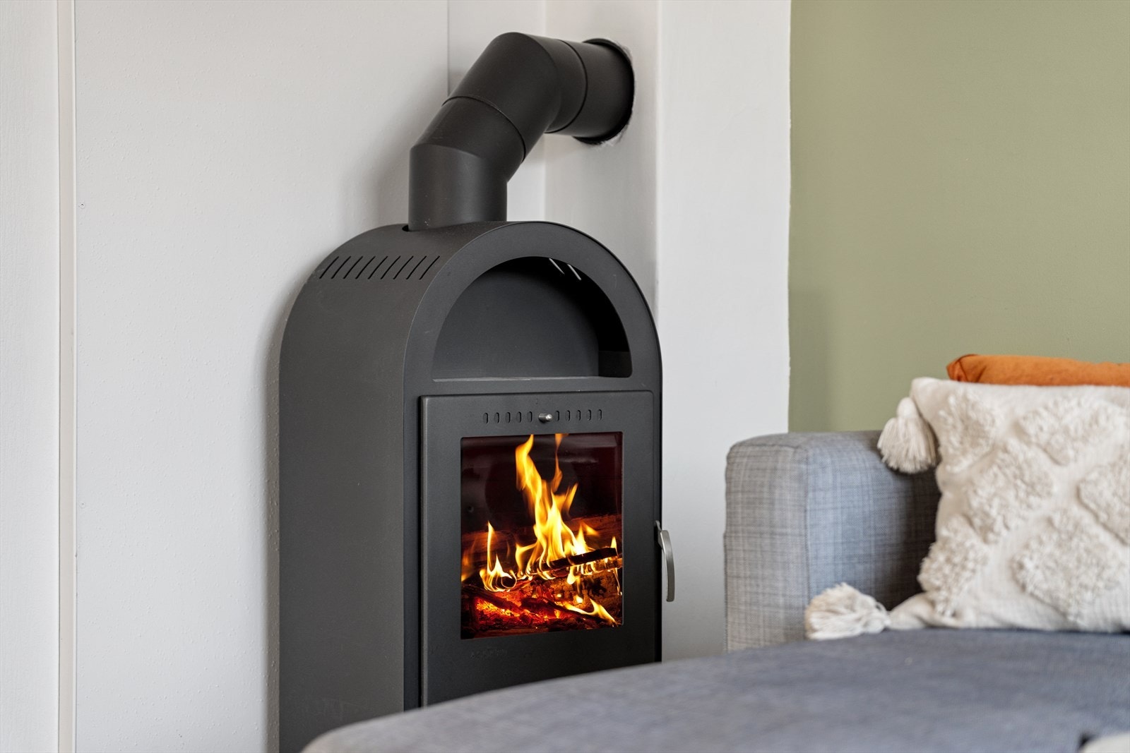 Vedovn i stue sikrer både varme og hyggelig stemning på høst- og vinterkvelder. Galleribilde