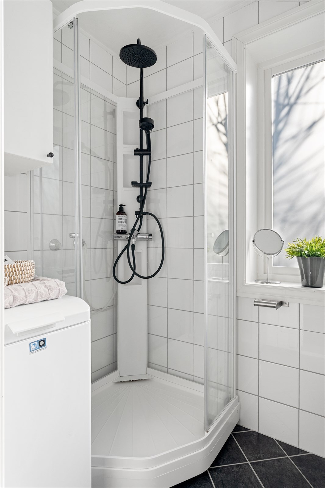 Innredet med baderomsmøblement med servant, toalett, dusjkabinett og opplegg for vaskemaskin.
Det er mekanisk avtrekk på badet. Galleribilde