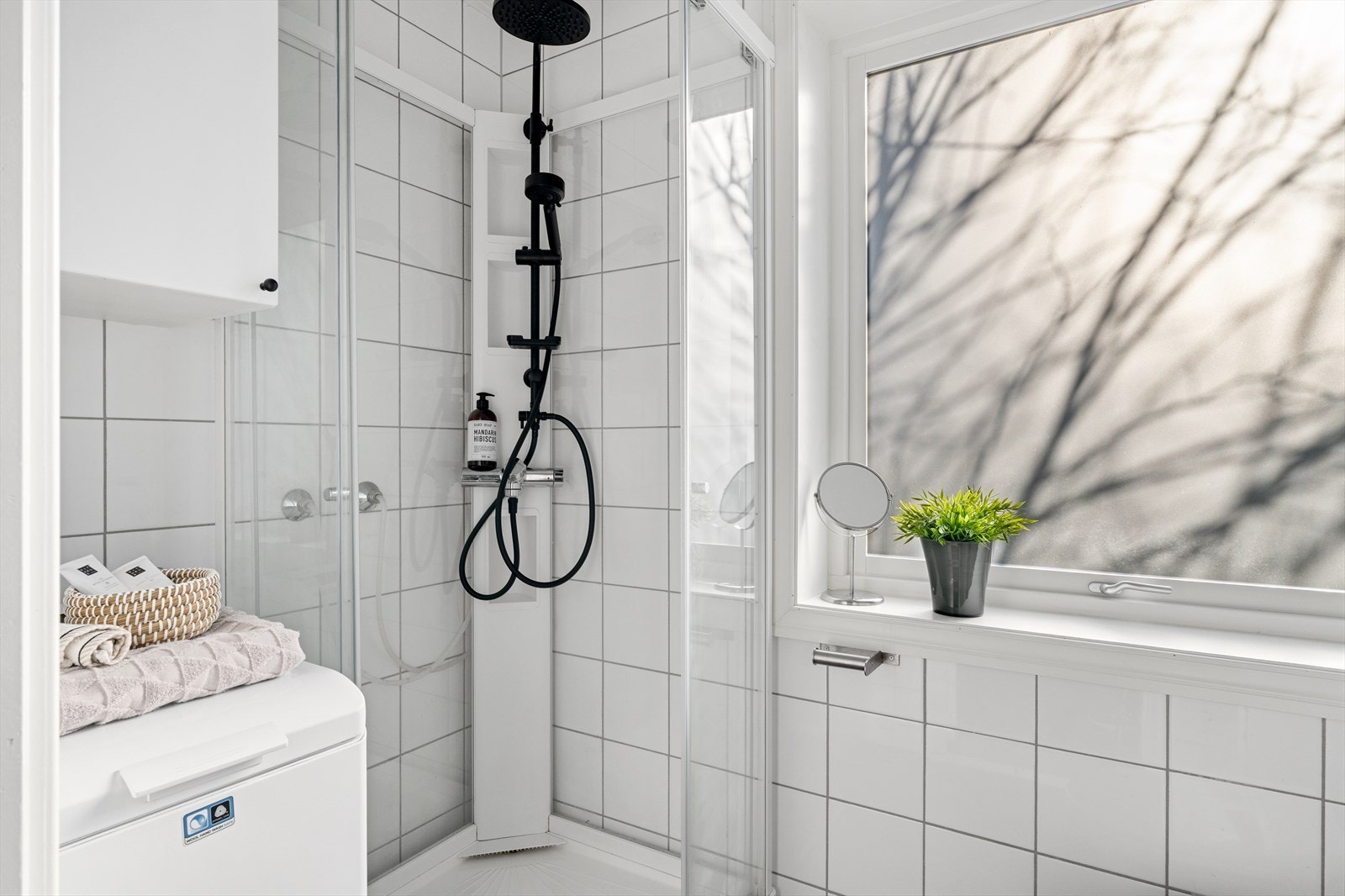 På badet er det plass til smal vaskemaskin. Galleribilde