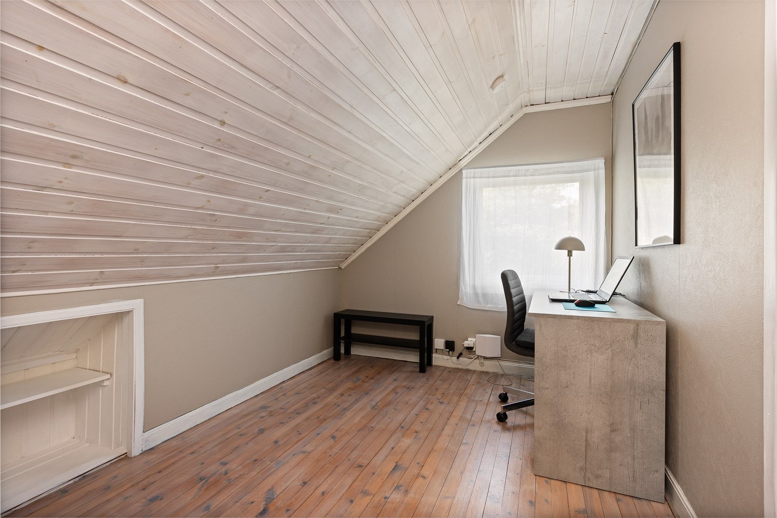 Soverom 2 med plass til seng og skrivepult, ideelt for barn eller ungdom. Galleribilde