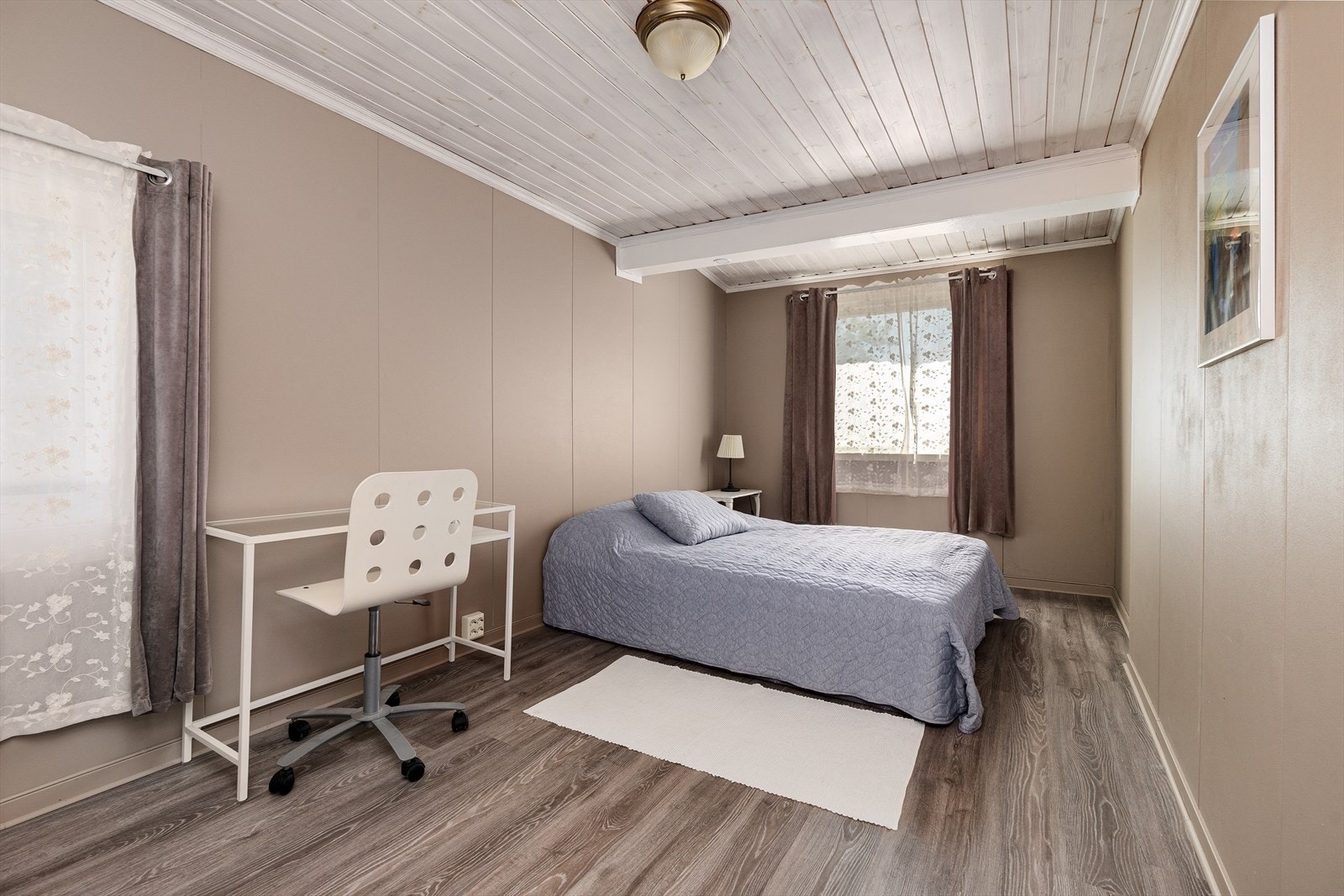 Soverom 1 med god plass til dobbeltseng og garderobe, perfekt som hovedsoverom. Galleribilde