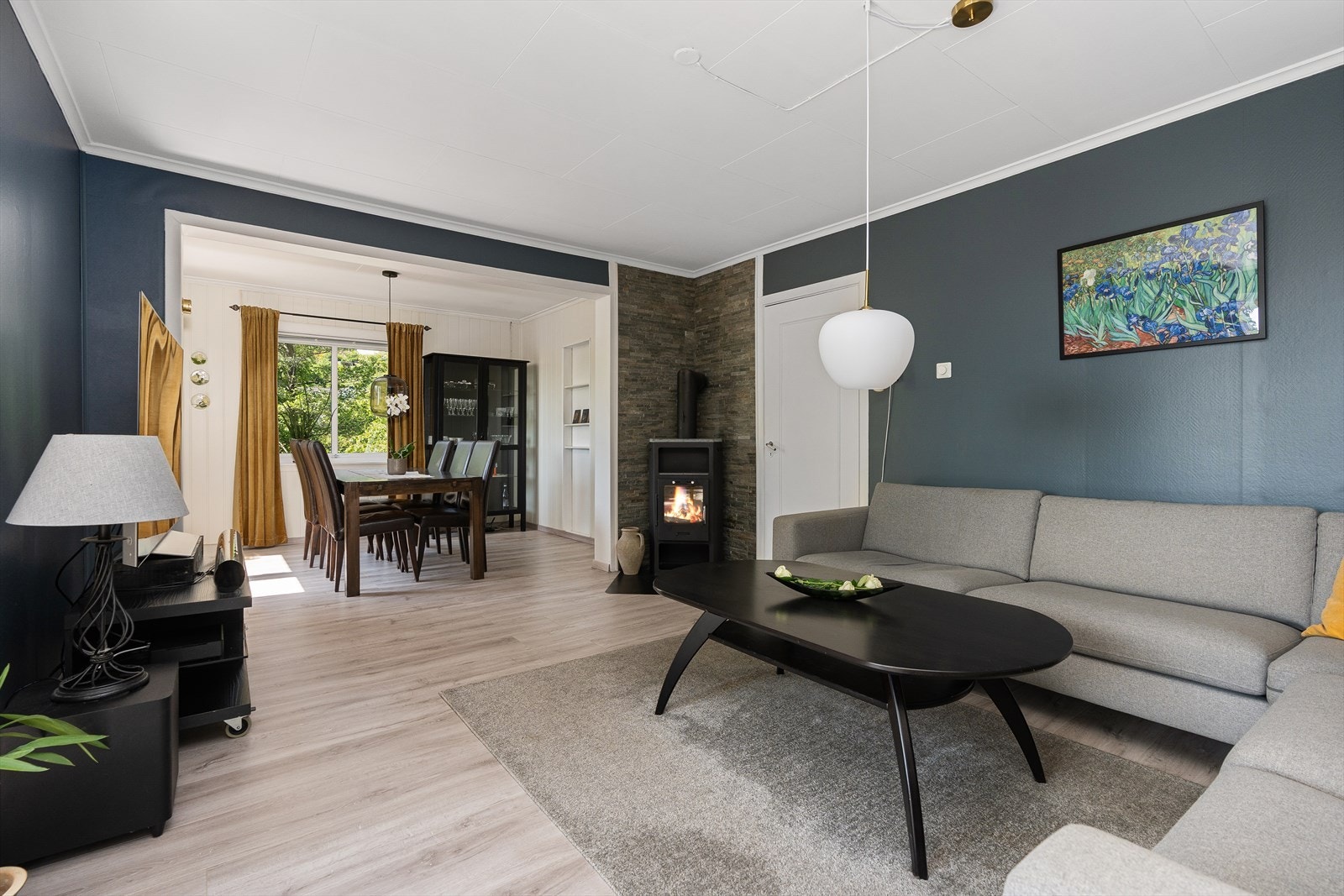 Vedfyrt ovn som varmer godt om det fyres. Plass til sofagruppe og TV krok, perfekt for rolige kvelder eller gjester. Galleribilde