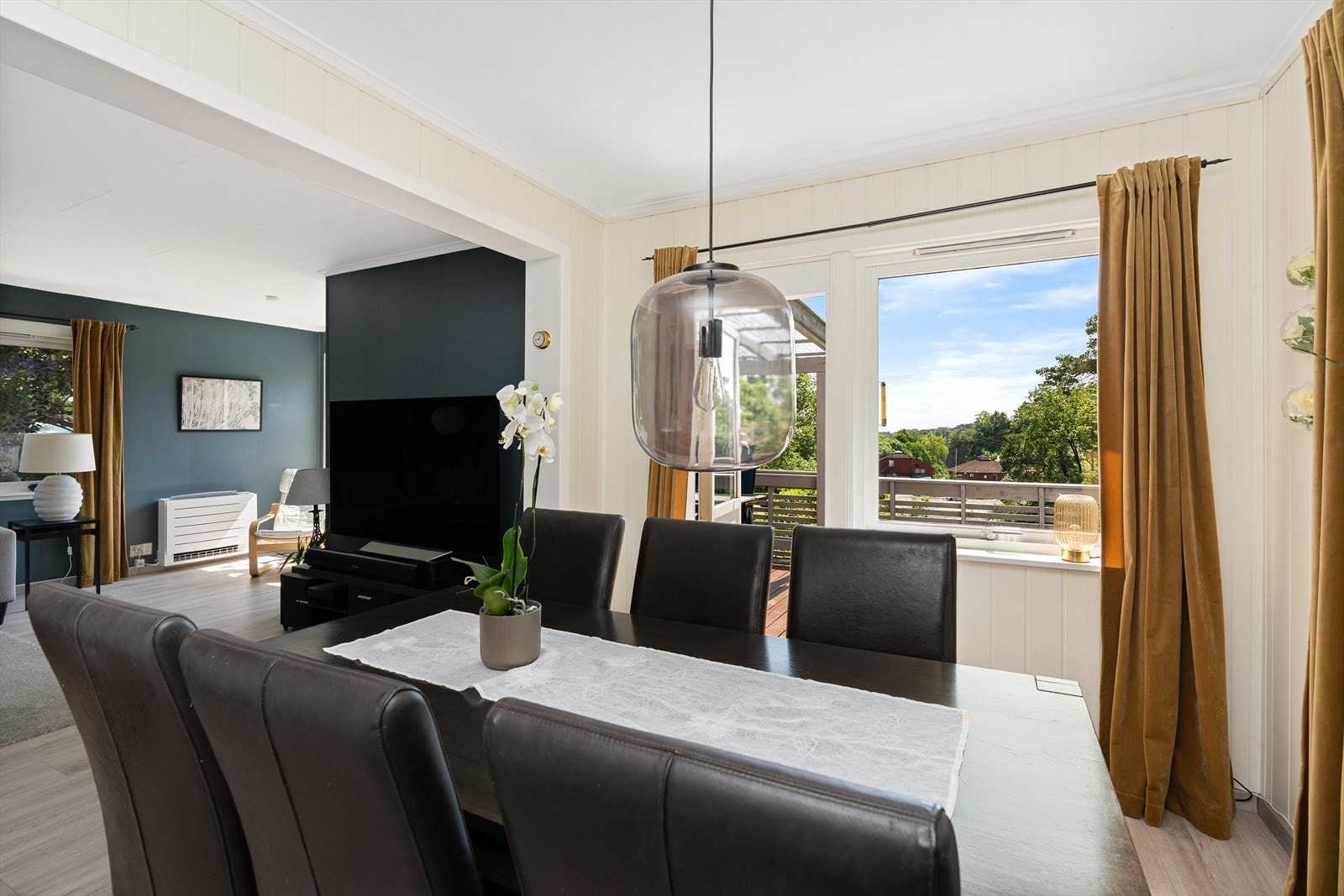 Direkte adgang til veranda fra spisestuen. Galleribilde