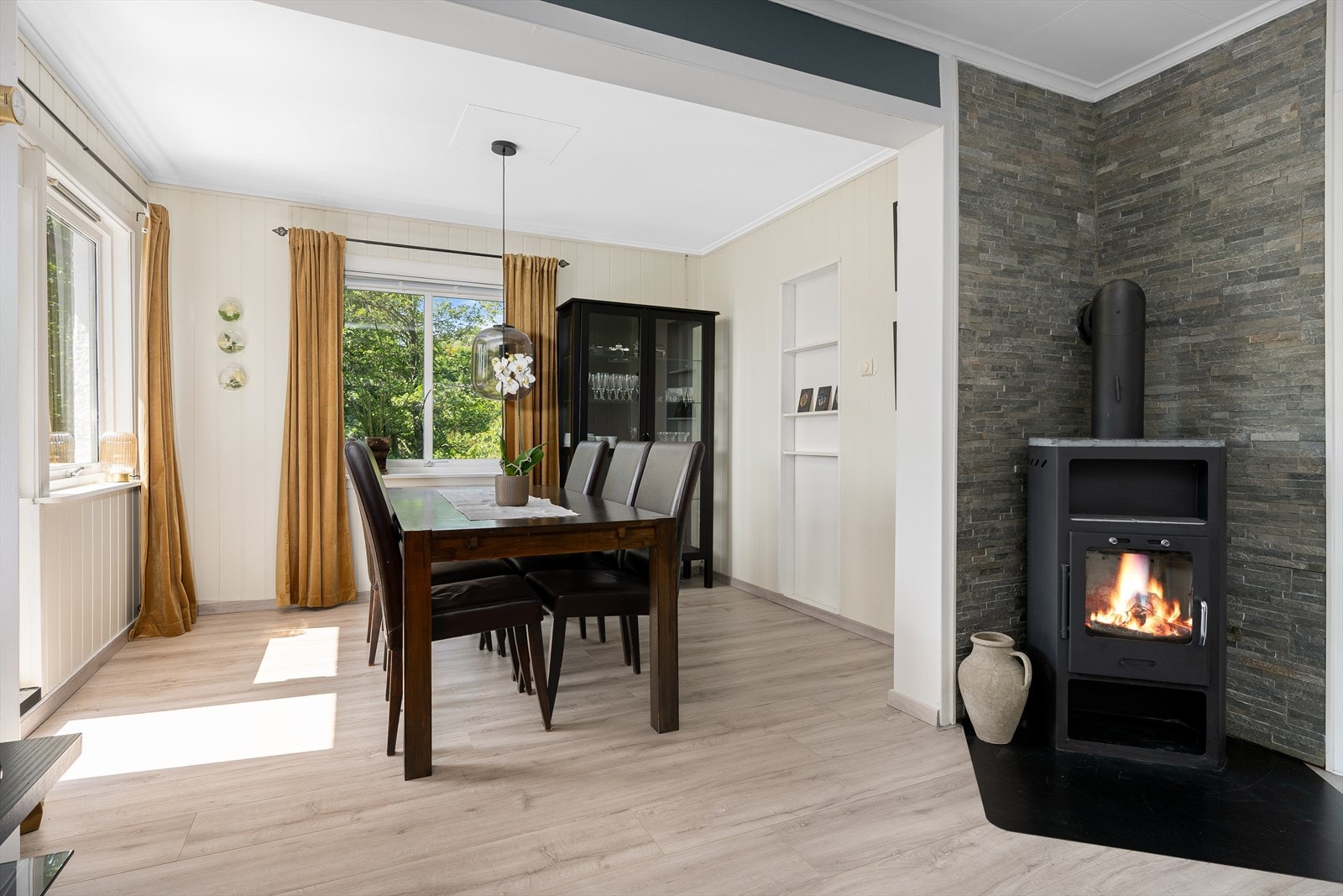 Spisestue med plass til langbord og hyggelige måltider. Flott rom for både hverdagsbruk og festlige anledninger. Galleribilde