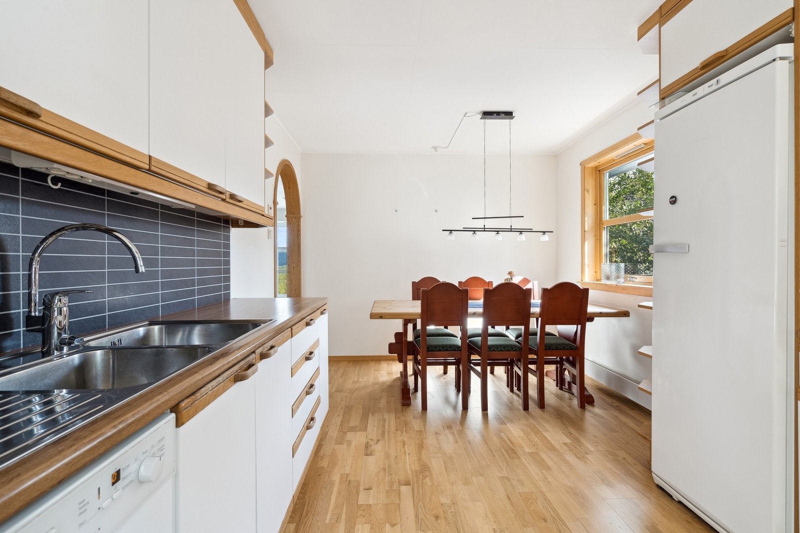 Kjøkken med godt lysinnslipp og plass til spisebord. Galleribilde