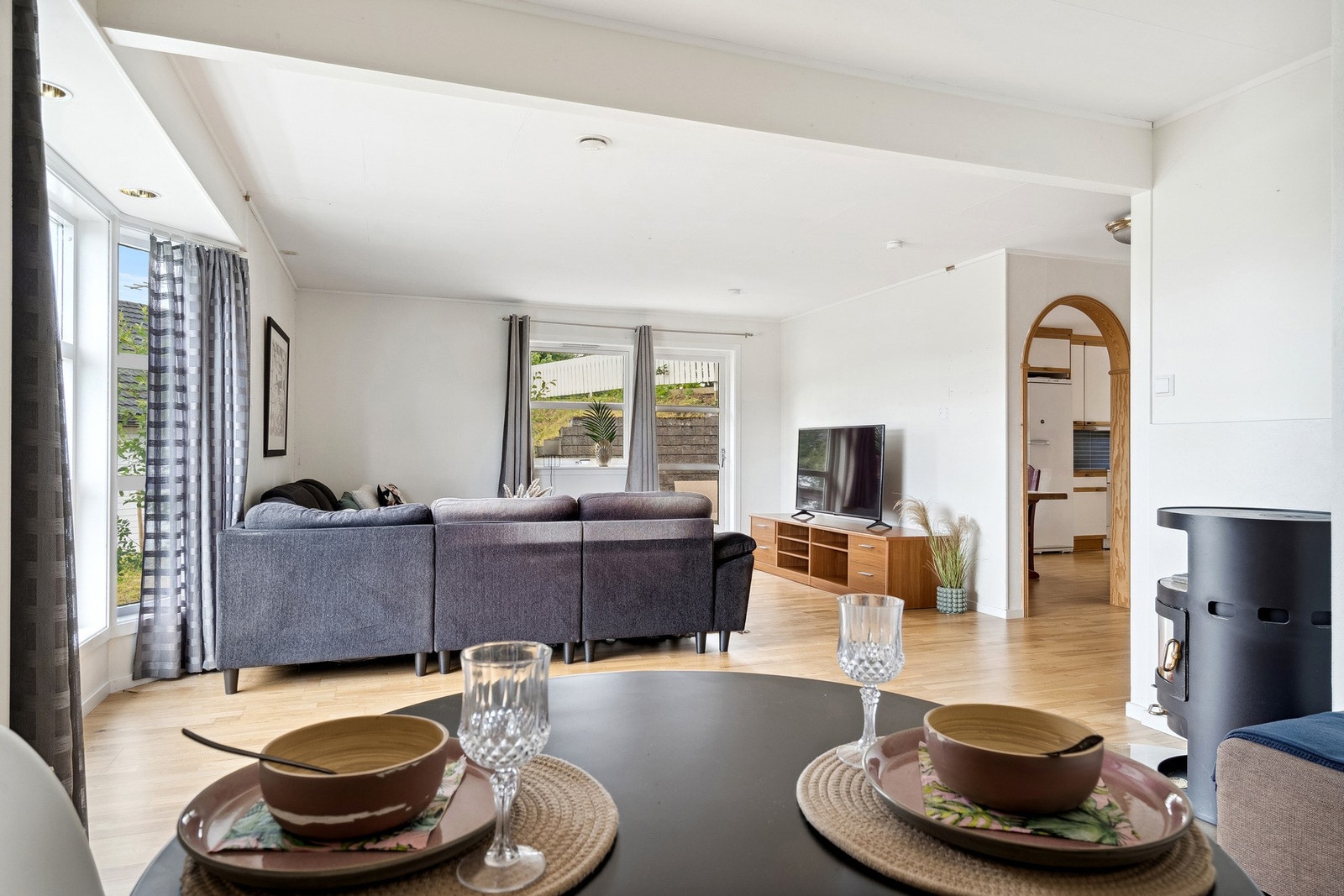 Åpen stue- og spiseplass. Galleribilde