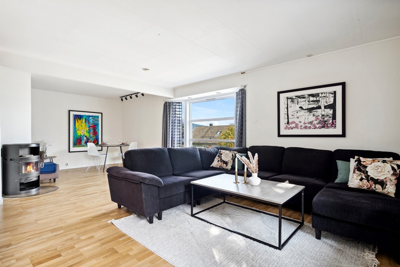 Lys og romslig stue med peis. Galleribilde