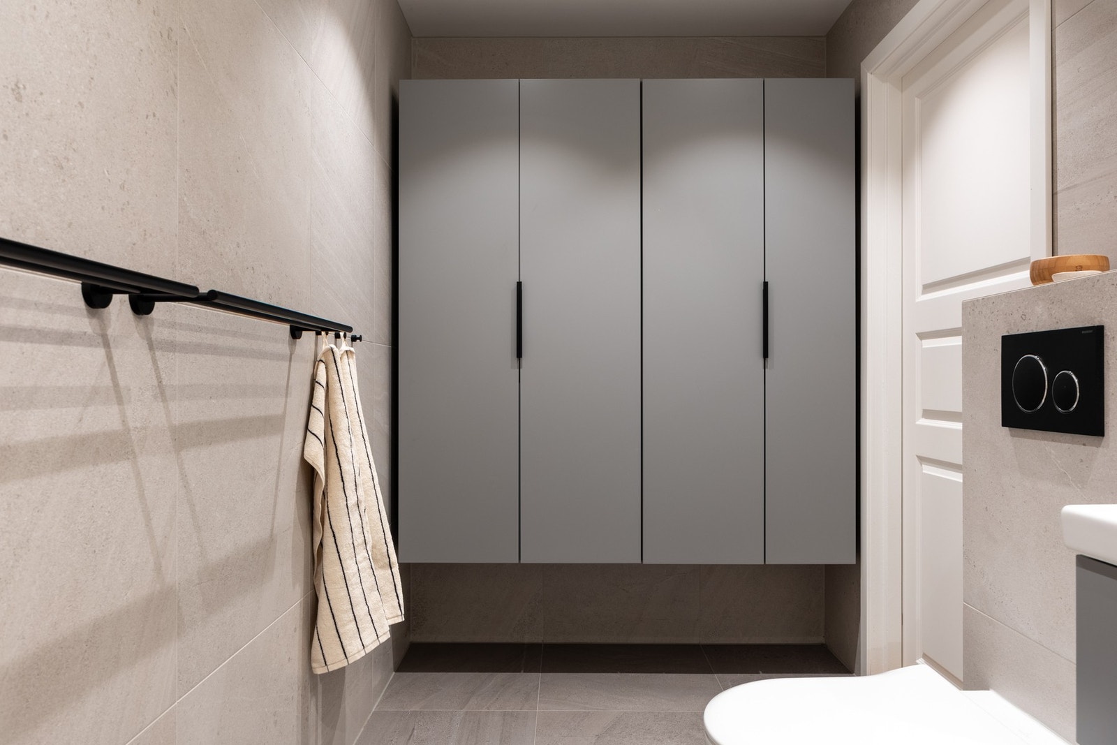 Badet er romslig og har godt med oppbevaringsplass, perfekt for småbarnsfamilien. Galleribilde