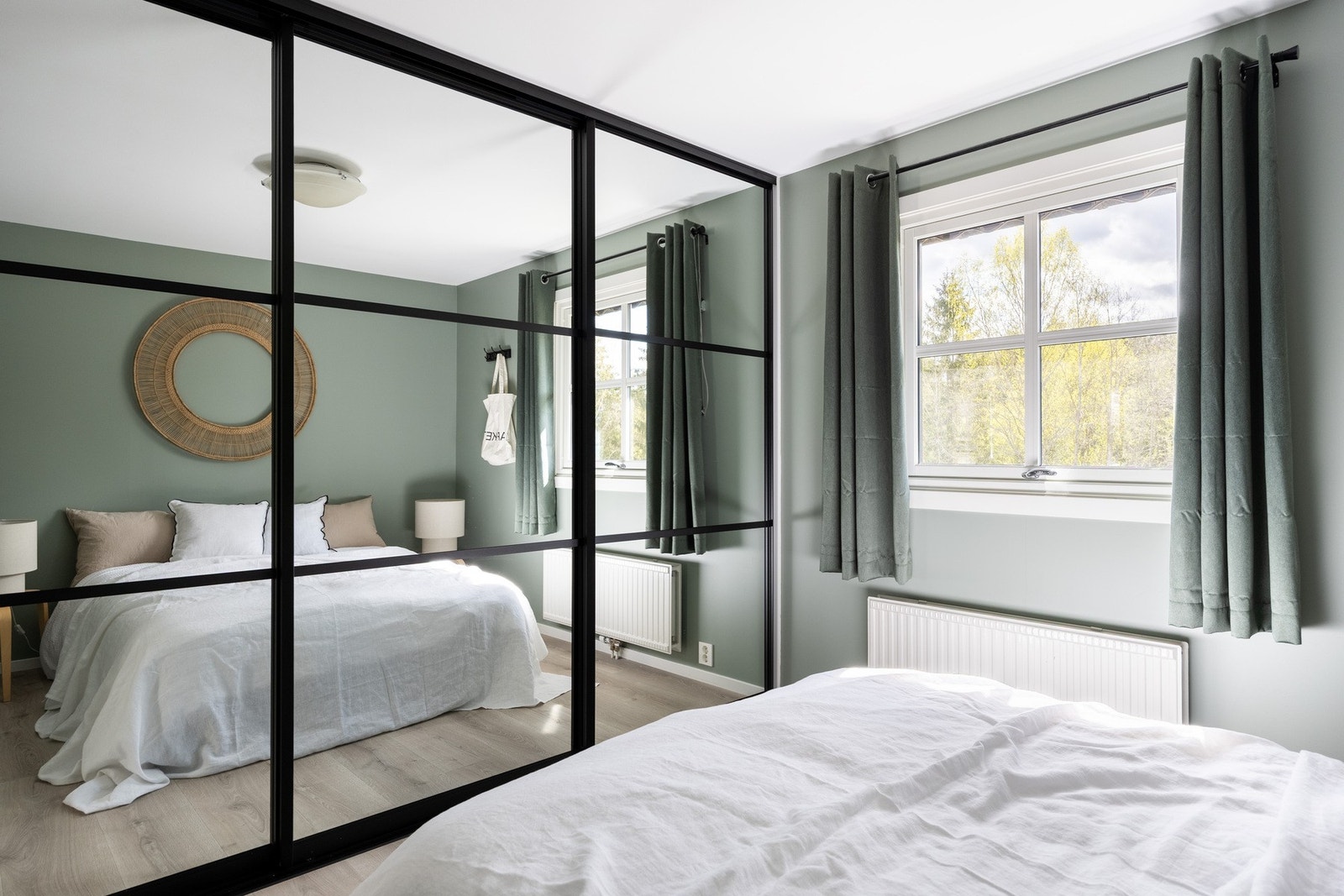 Rikelig med oppbevaringsplass i stor og moderne skyvedørsgarderobe. Galleribilde