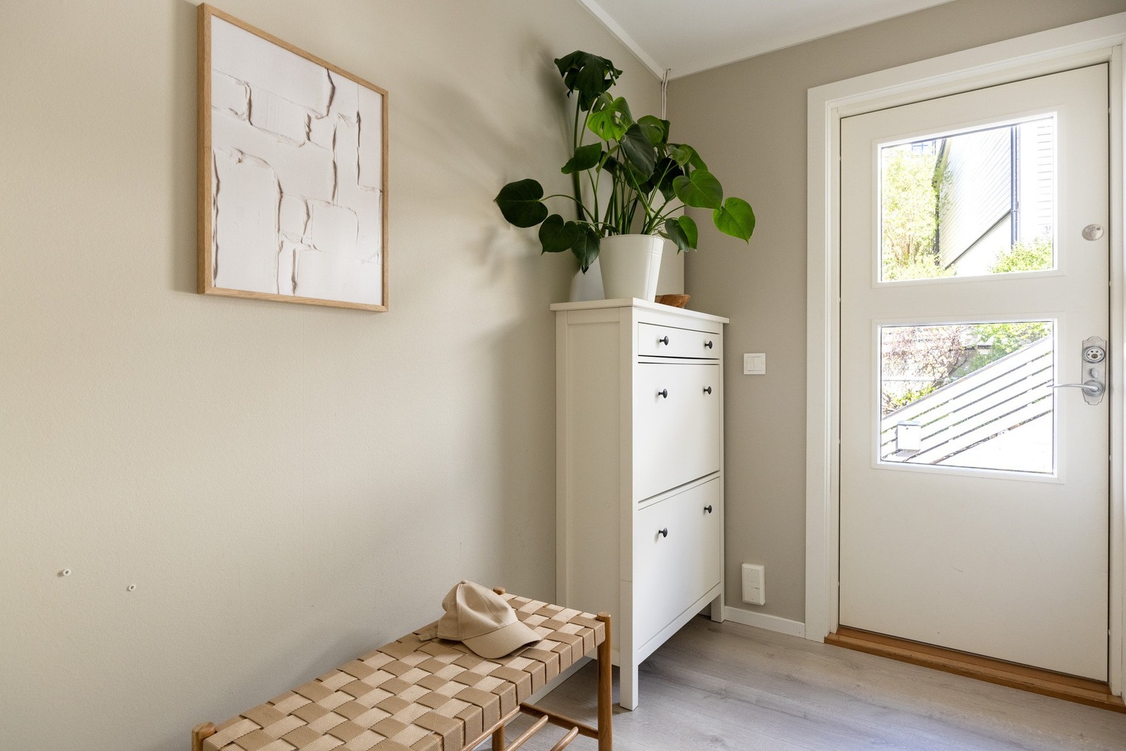 Romslig entré med god plass for klesoppheng og oppbevaring av sko. Galleribilde