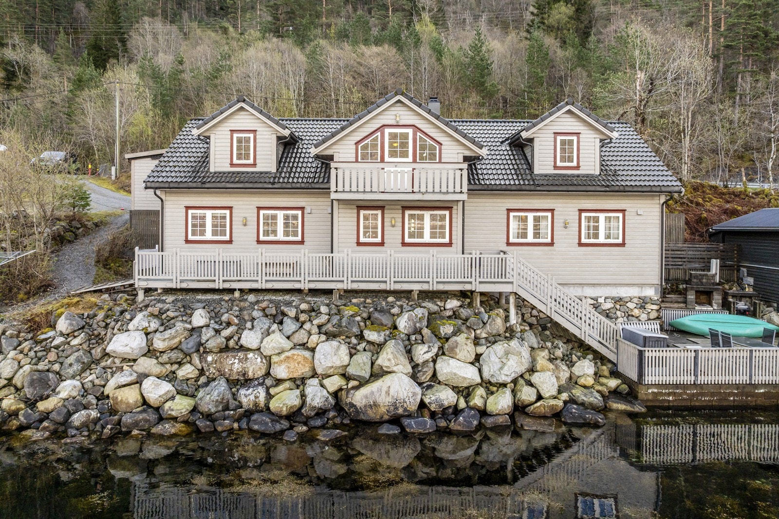 Hytta ble revet i sin helhet og ble gjenoppbygget og påbygget i 2013. Galleribilde