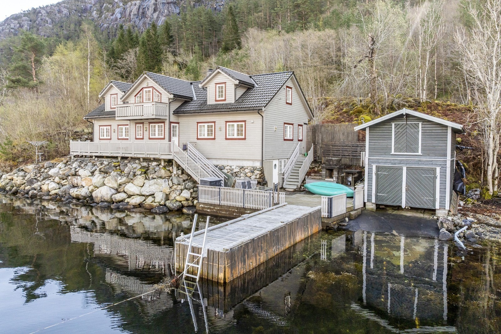 En perle i Åkrafjorden fra 2013- Naust og brygge Galleribilde