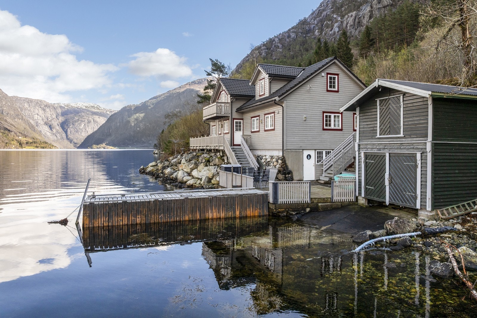 En beliggenhet ved fjord og fjell som slår pusten ut av deg. Galleribilde