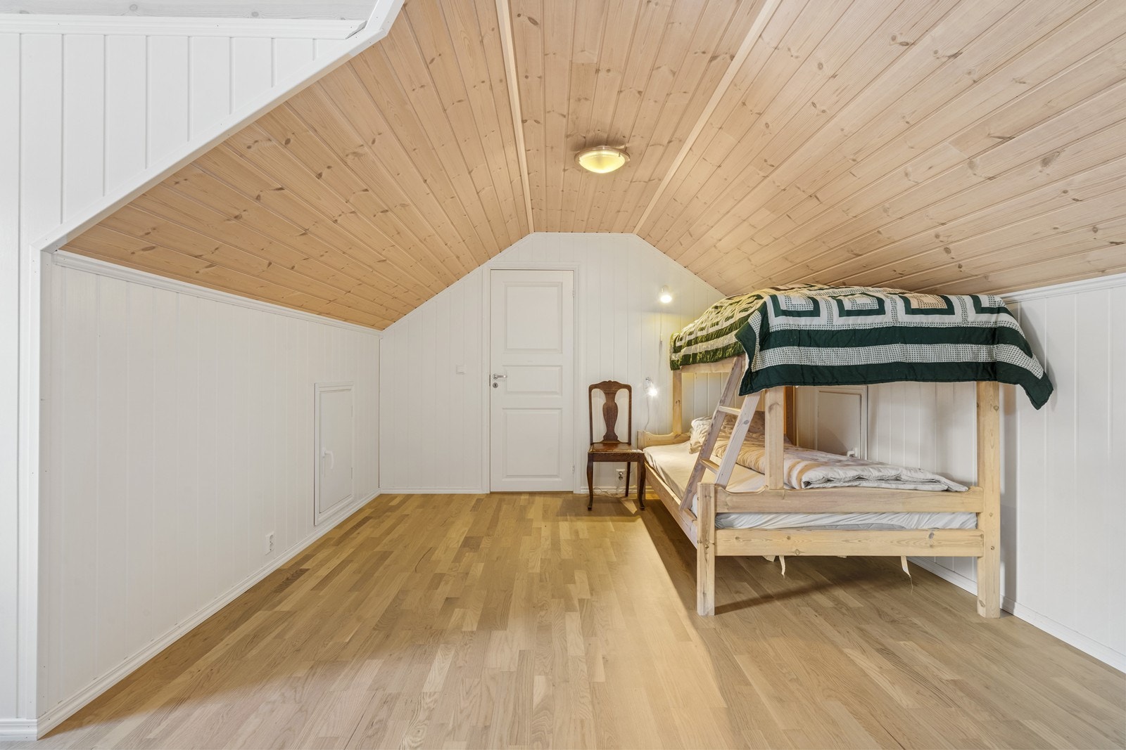 Stort soverom2 på loft. Galleribilde