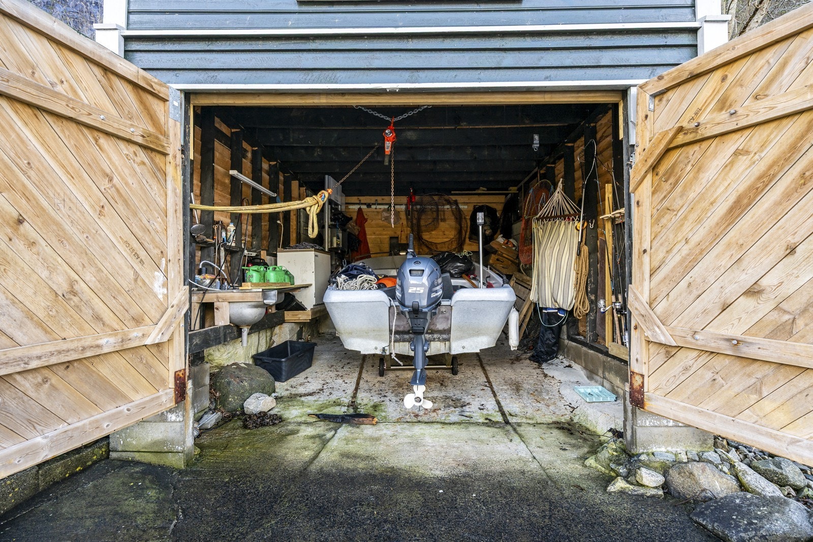 Plass til båt og oppbevaring av fiskeutstyr. Galleribilde