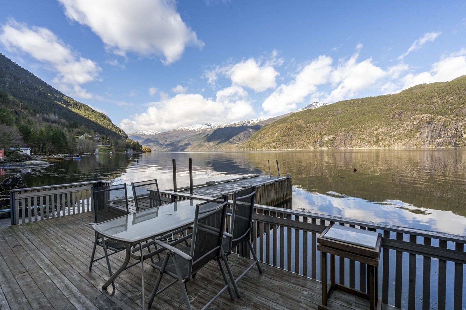 Opparbeidet brygge egner seg godt til hagemøblement, grill og generell sommerhygge med utepeis. Galleribilde