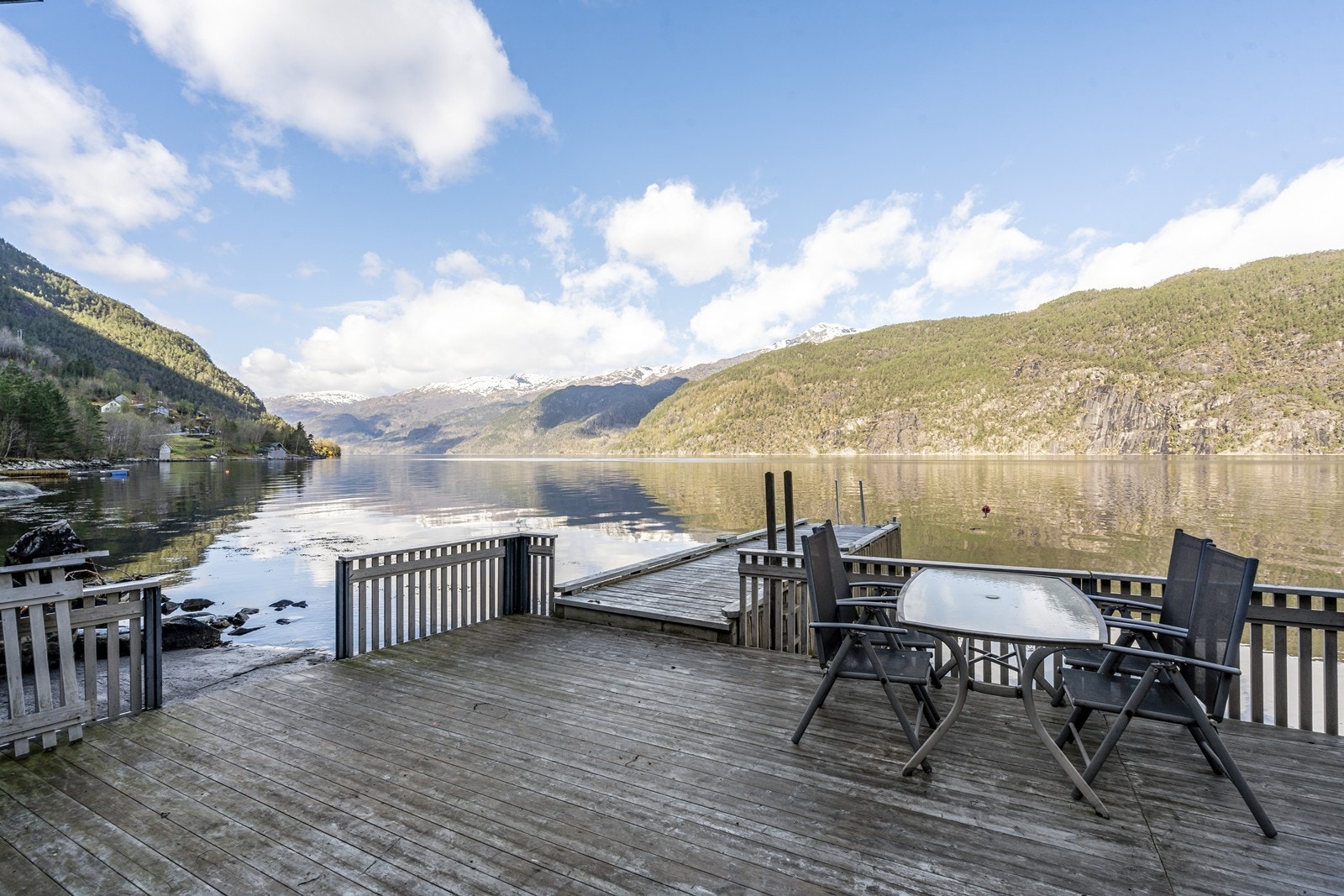 Herlig uteområde med umiddelbar nærhet til fjorden. Galleribilde