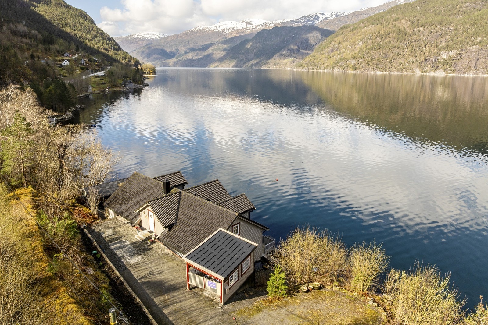 Kort vei til Seljestad og Røldal. Galleribilde