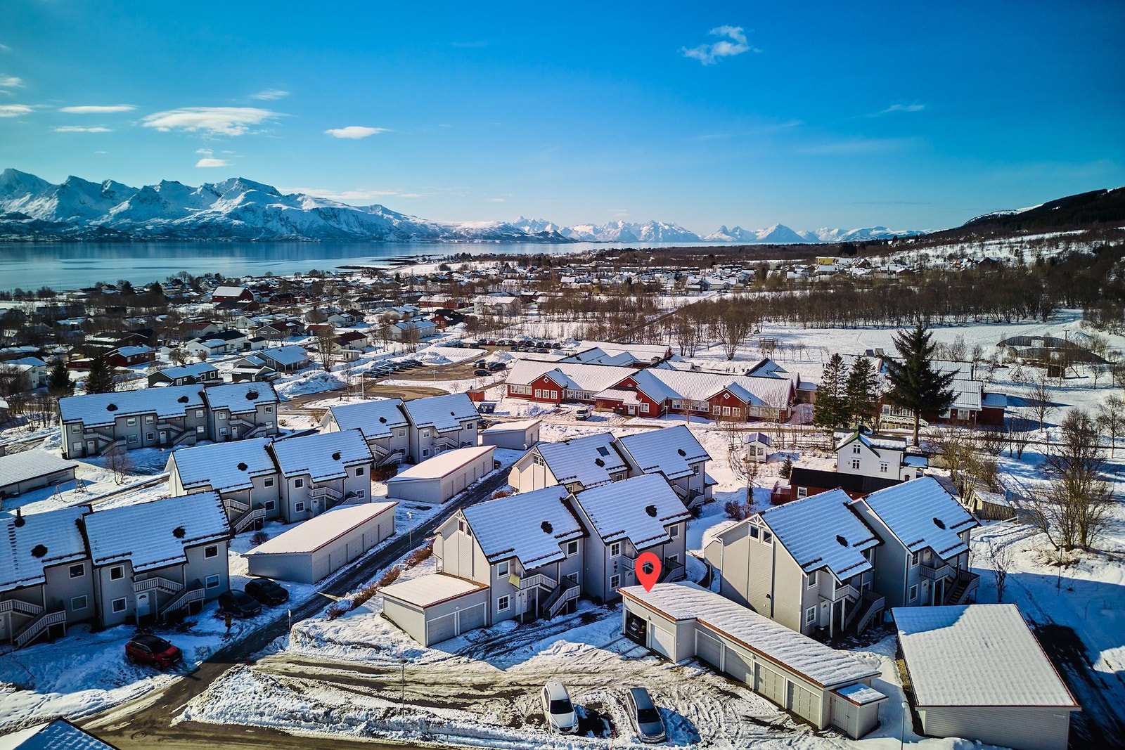 Romslig garasje med bod i bakkant. Galleribilde