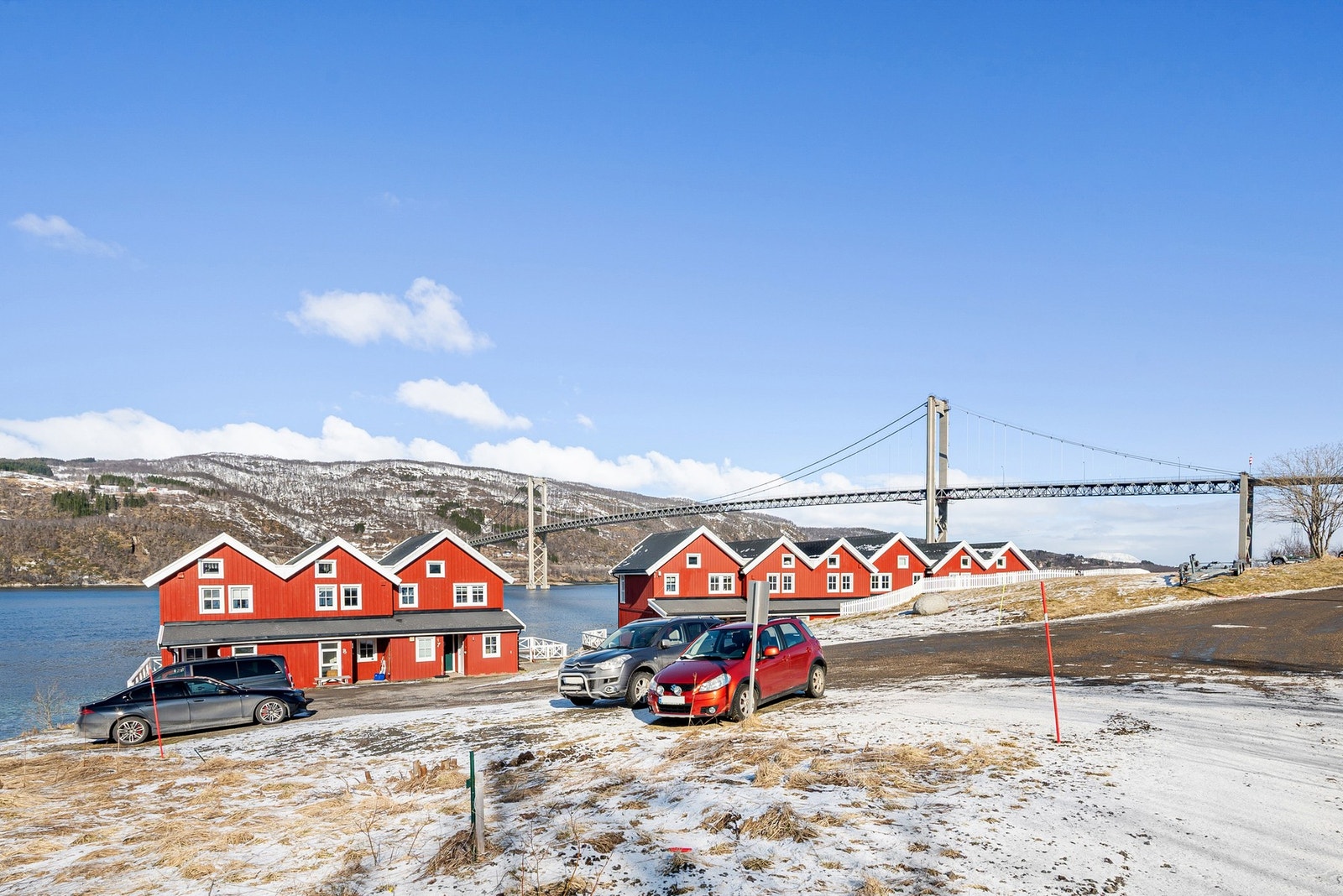 Det er felles parkeringsplass for sameiet med gode parkeringsmuligheter Galleribilde