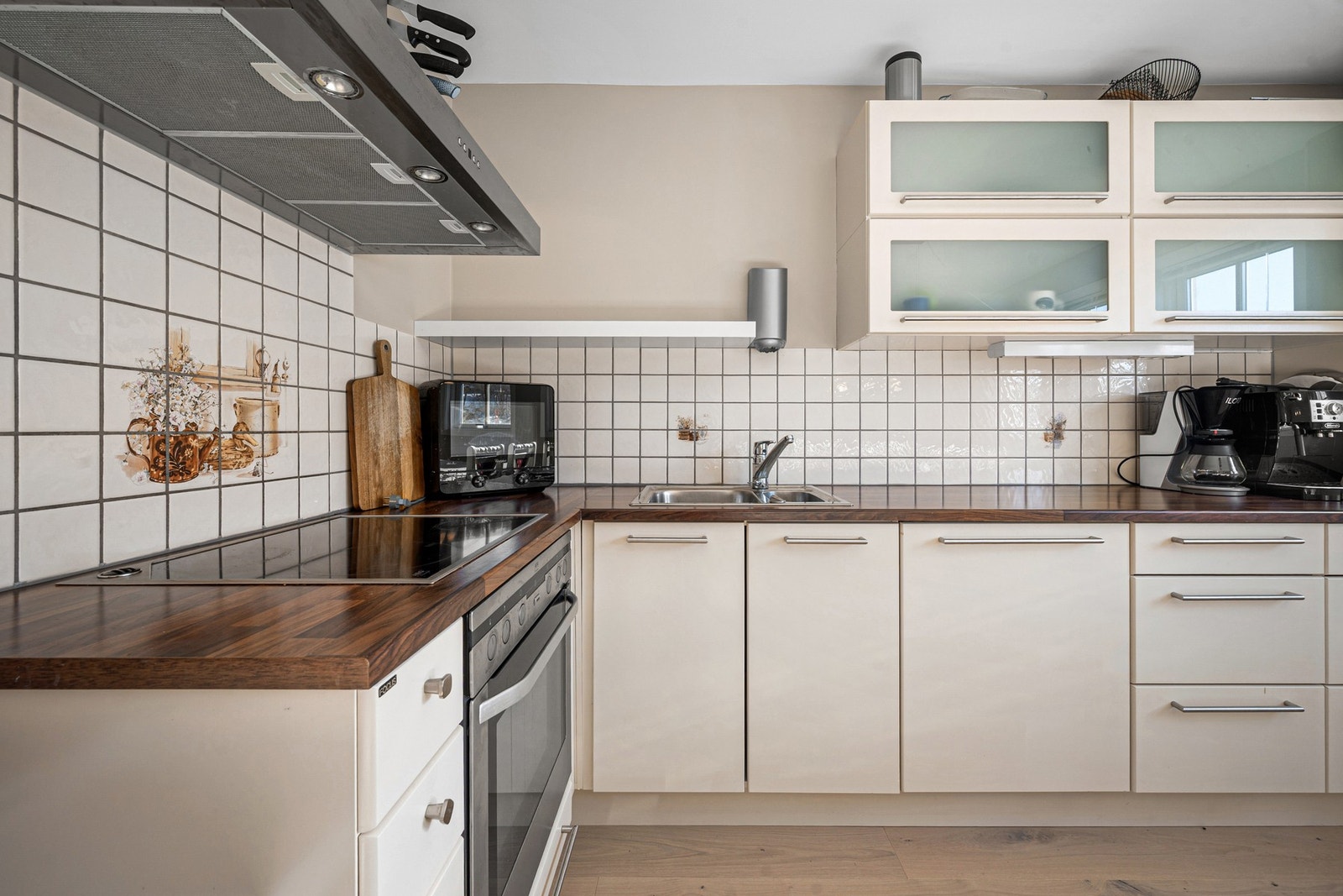 Det er integrerte hvitevarer som inkluderer stekeovn, oppvaskmaskin, kjøle-/fryseskap og keramisk platetopp Galleribilde