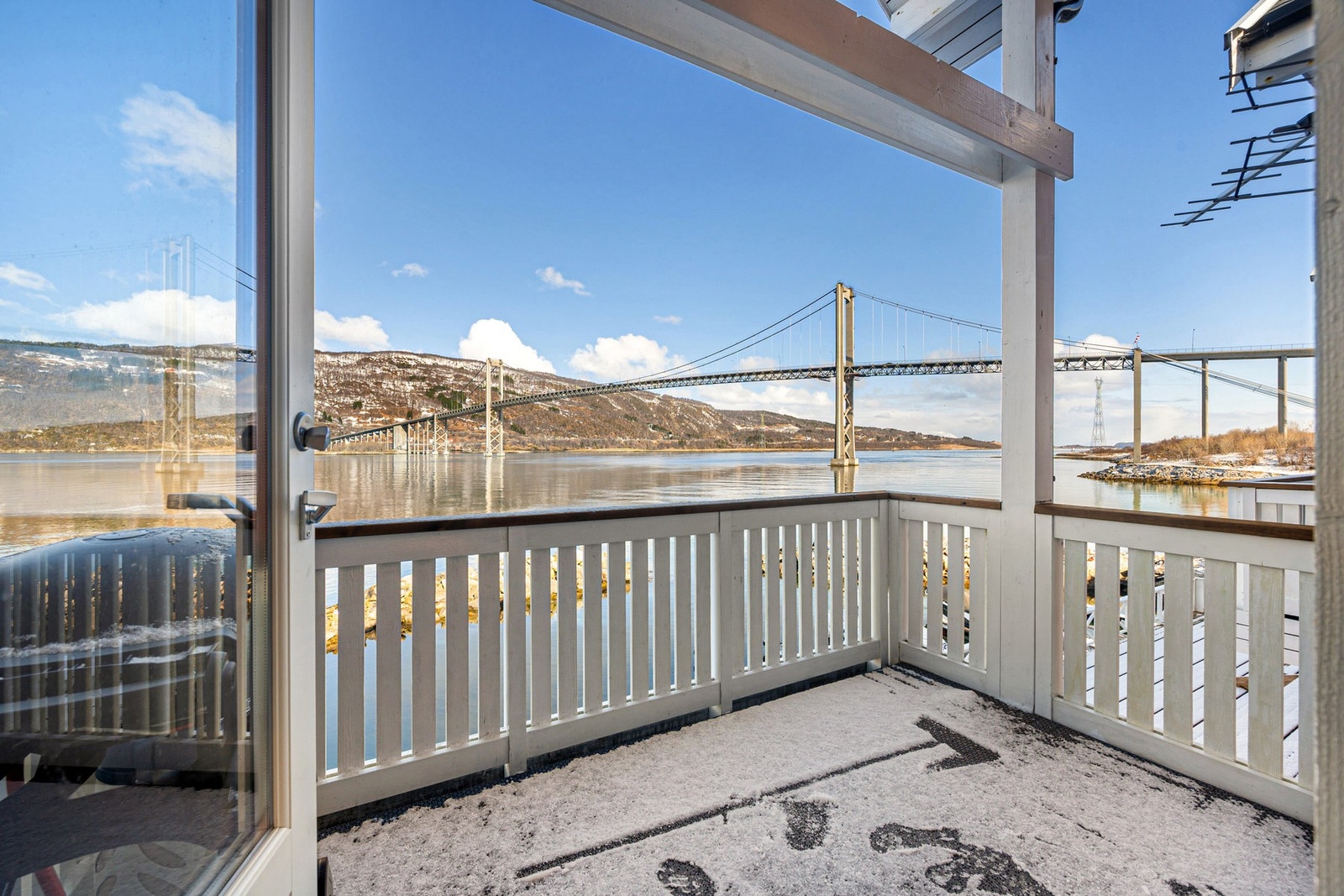 Balkongen fra stua er den perfekte plassen å nyte morgenkaffen eller sene sommerkvelder i godt selskap Galleribilde