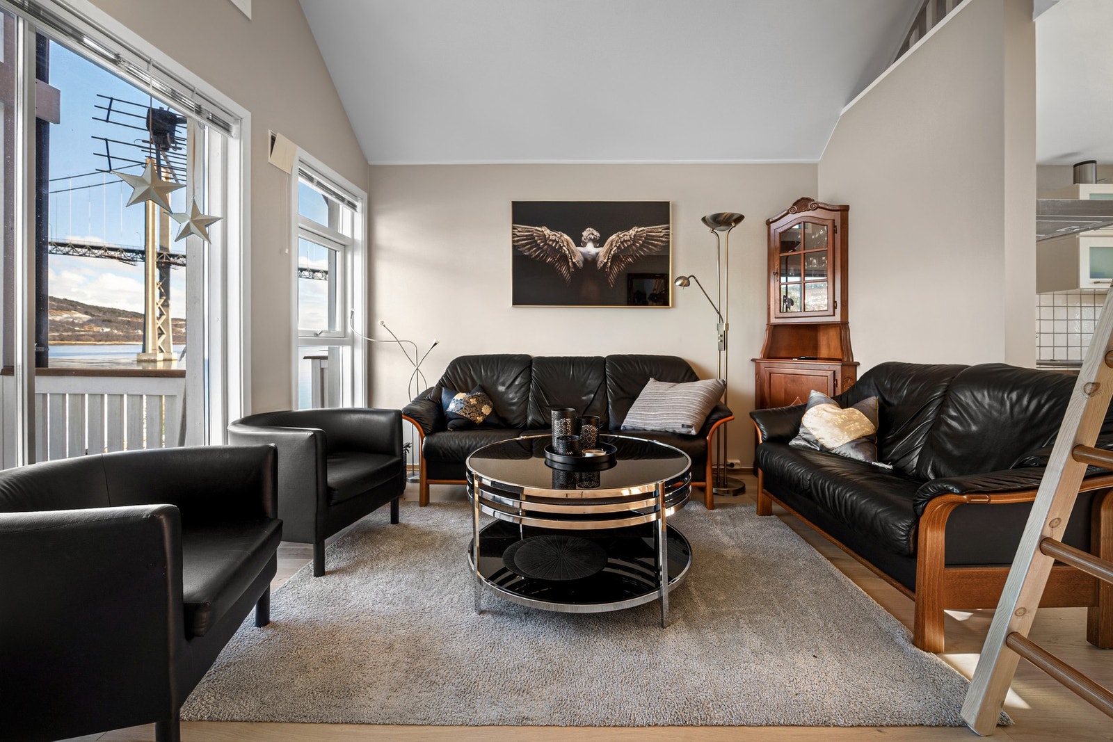 Pene overflater i tidløse, behagelige fargetoner skaper et godt utgangspunkt for å sette ditt eget preg på innredning og interiør Galleribilde