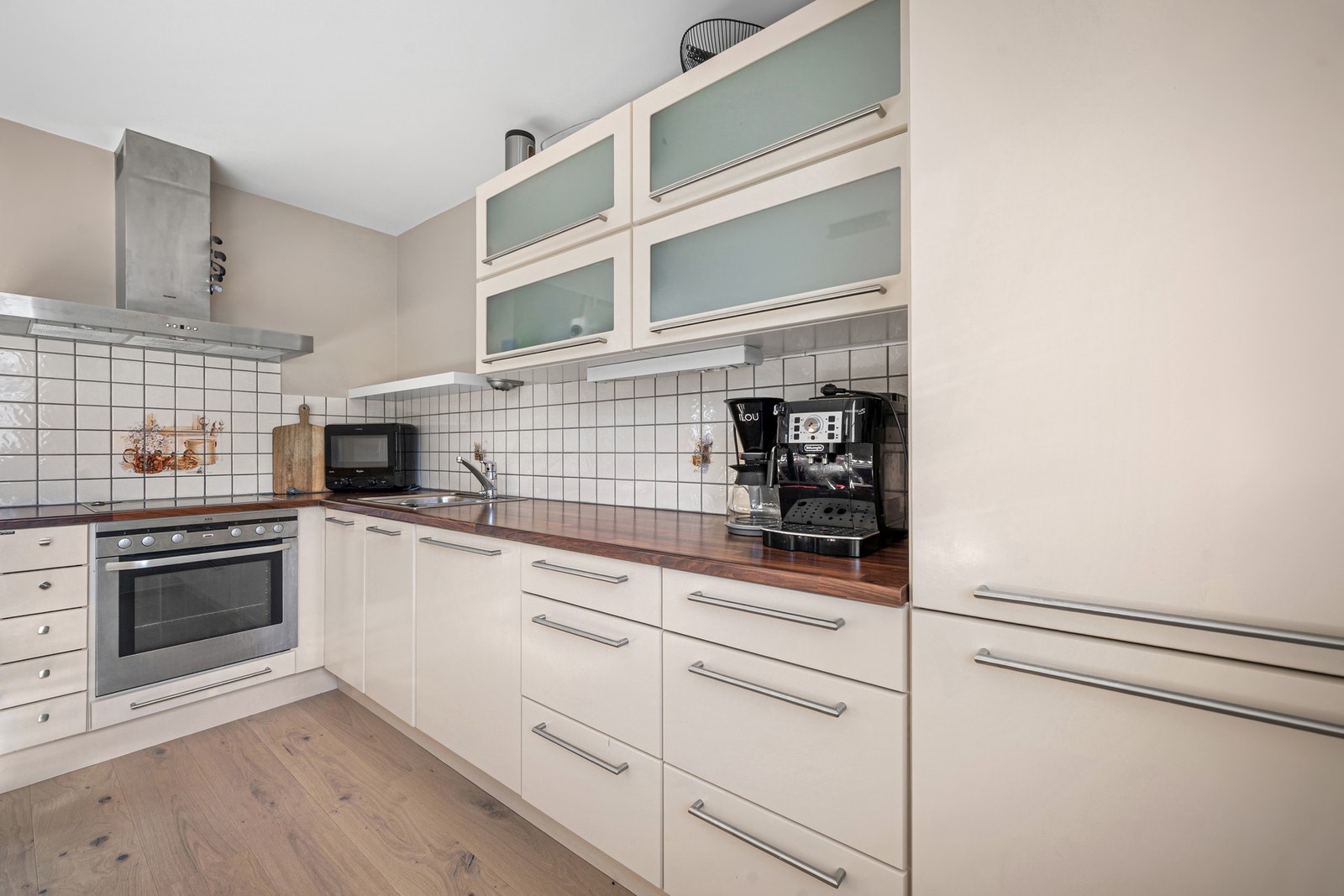 Stilren kjøkkeninnredning fra merket Focus, med slette fronter og pen benkeplate i laminat Galleribilde