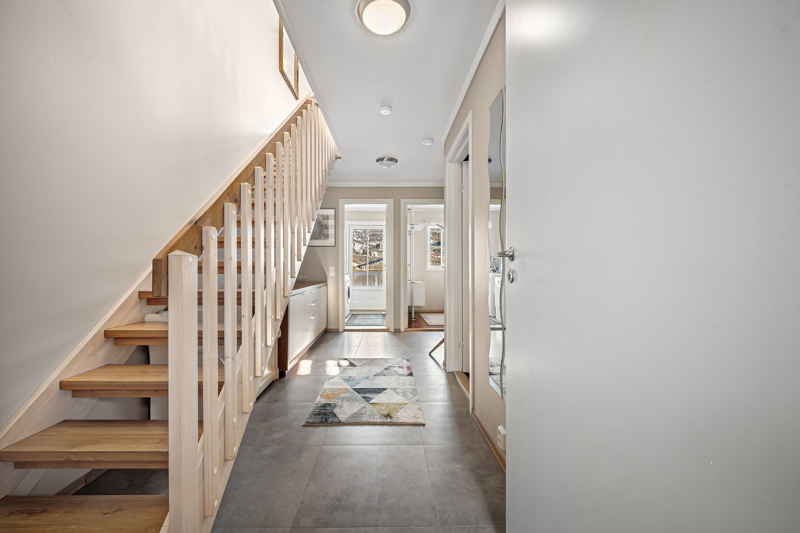 Stor og romslig gang med flislagt gulv Galleribilde