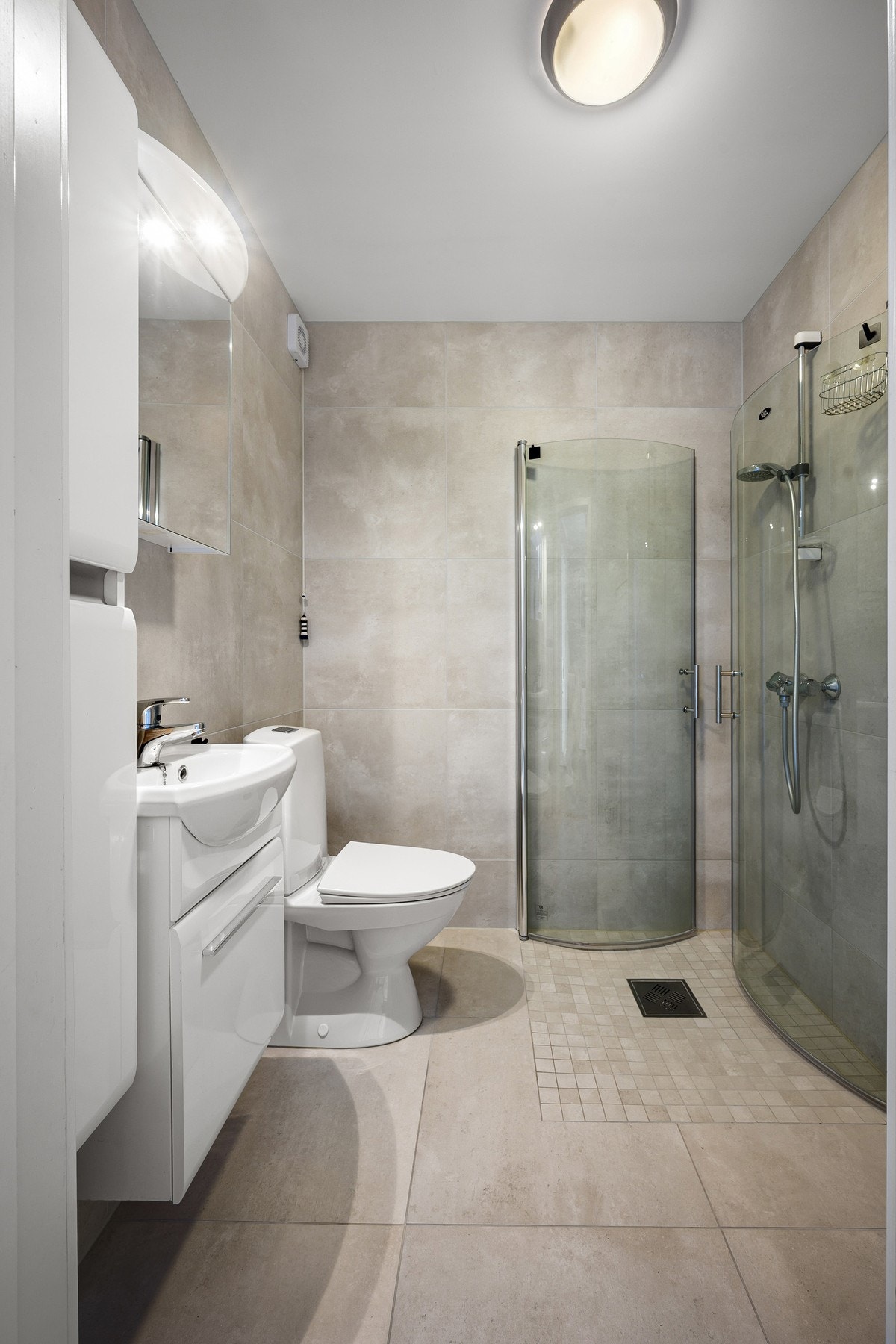 Badet er innbydende med delikate farge- og materialvalg, og ble renovert i 2021 Galleribilde