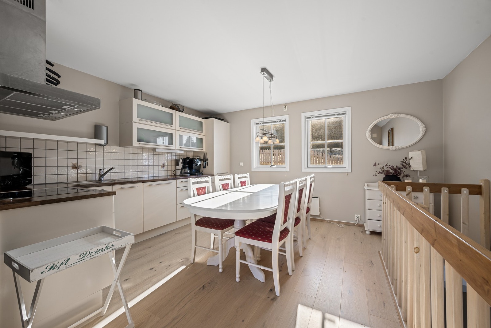 Det romslige kjøkkenet har god plass til spisestue Galleribilde