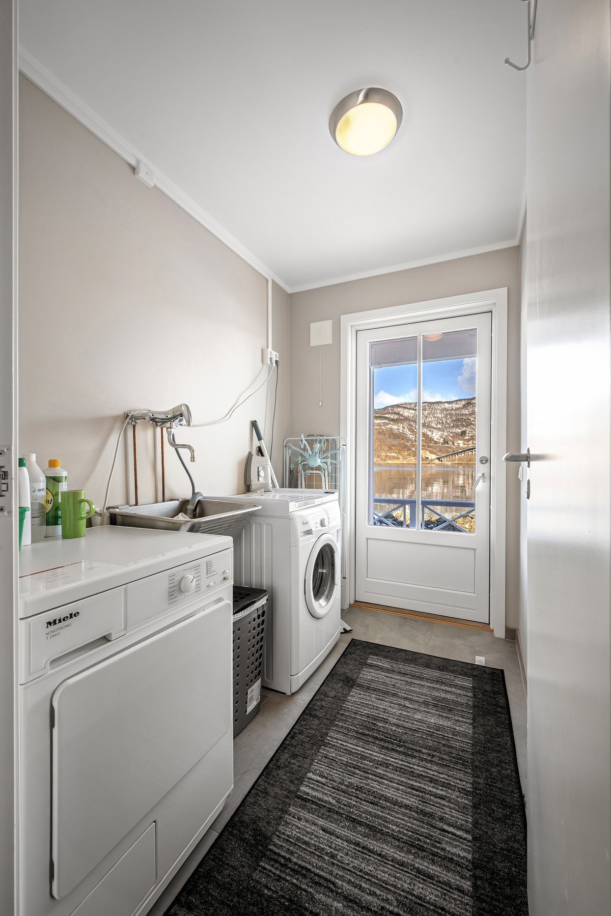 Vaskerommet har egen inngang fra terrassen Galleribilde