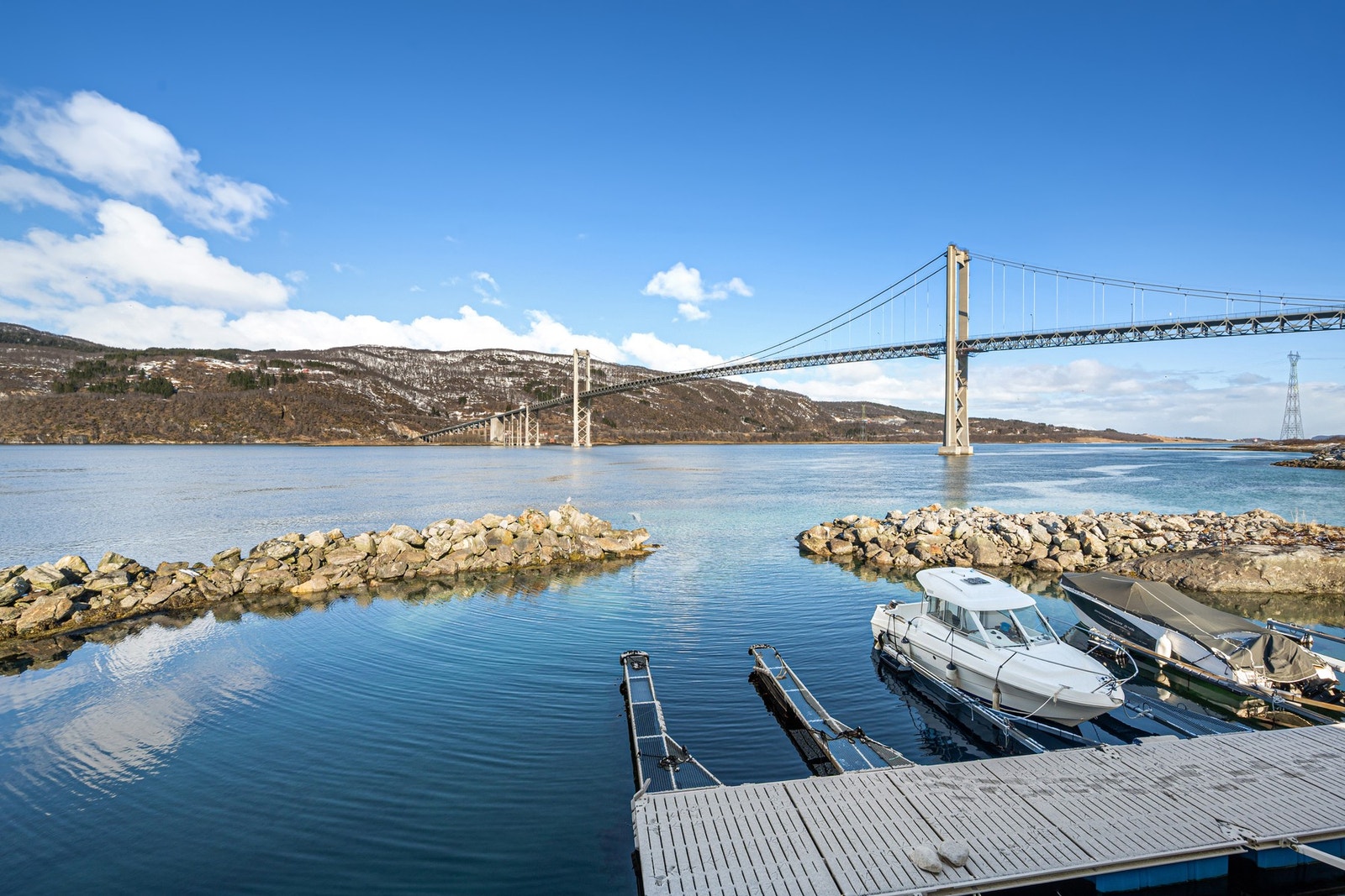 Det er felles molo og flytebrygge med egen båtplass, og i tillegg en naustbygning som kan brukes av alle sameierne Galleribilde
