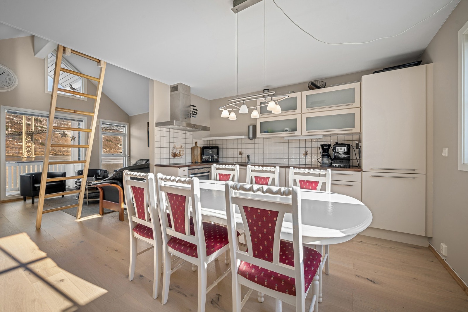 Delvis åpen løsning mellom stue og kjøkken - sosialt og hyggelig å ha god kontakt med gjestene når måltidene skal tilberedes Galleribilde