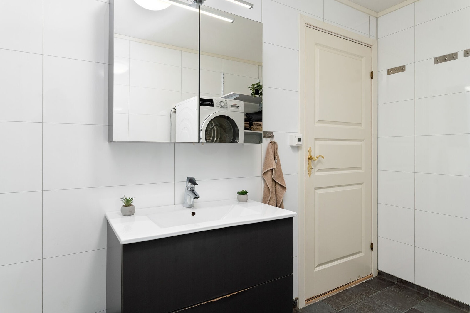badet har fuktstyrt elektrisk avtrekk på vegg Galleribilde