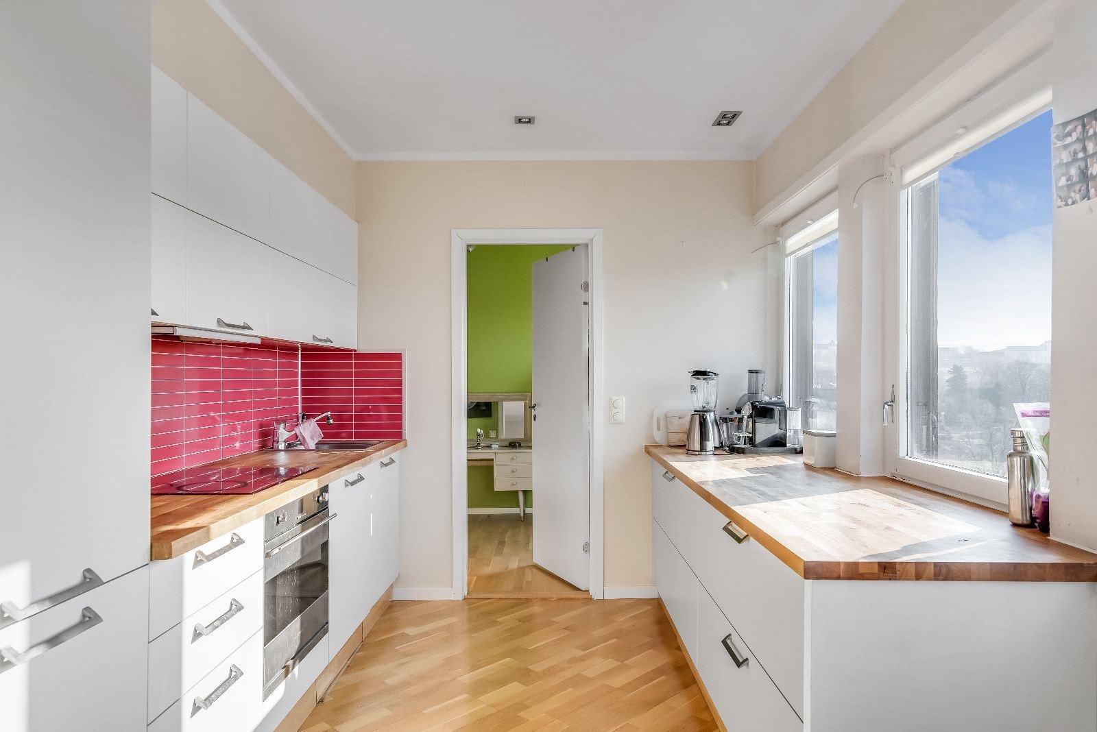 Kjøkken med inngang til det tredje soverommet( blitt malt i lyse grå farge). Galleribilde