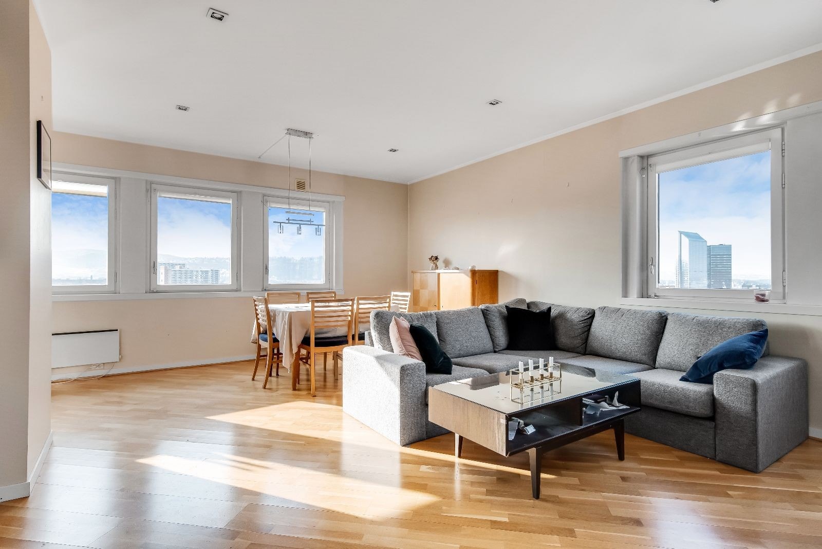 Romslig stue.Veggene har i ettertid blitt malt i Jotun Marrakech. Galleribilde