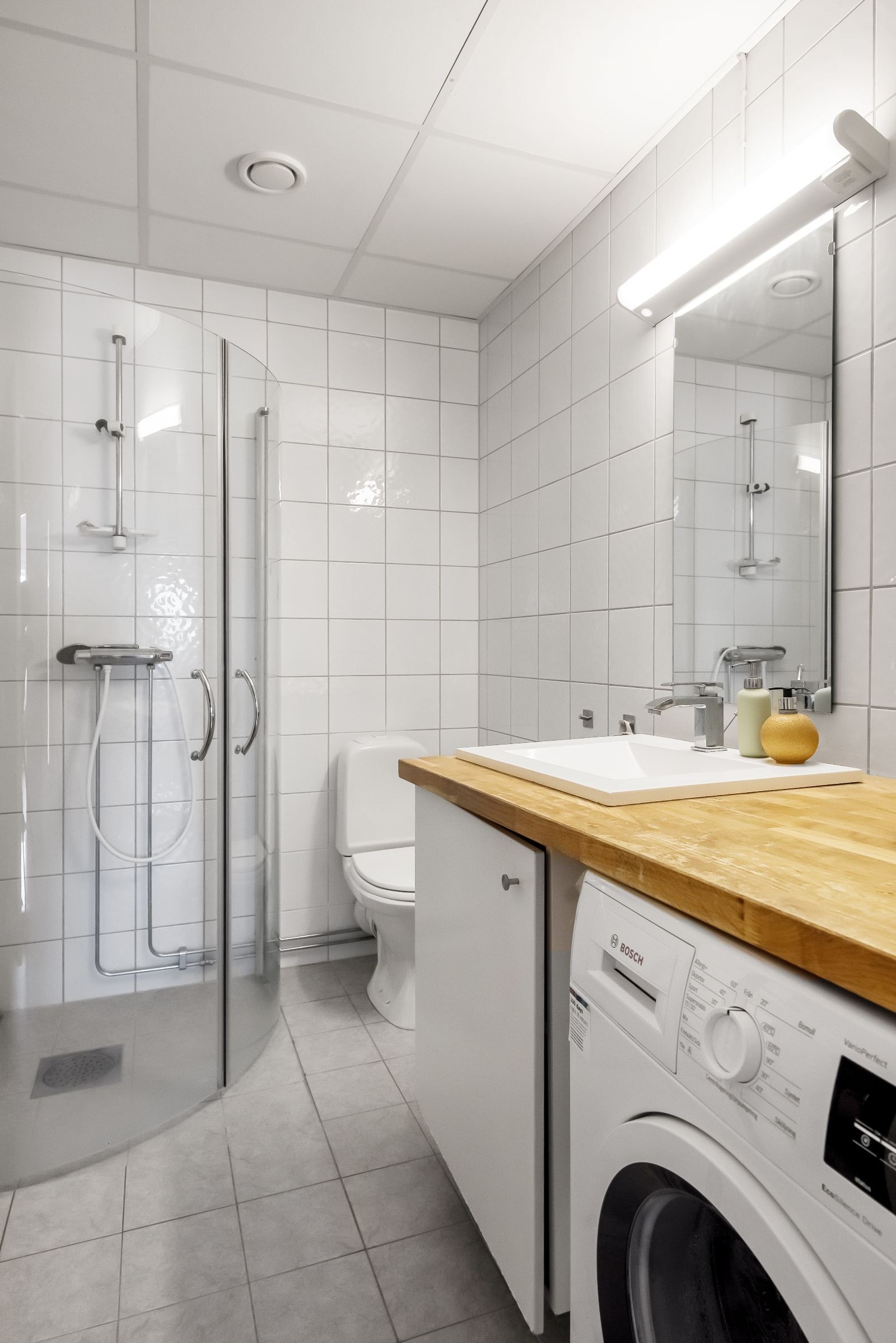 Bad med vaskemaskin. Galleribilde