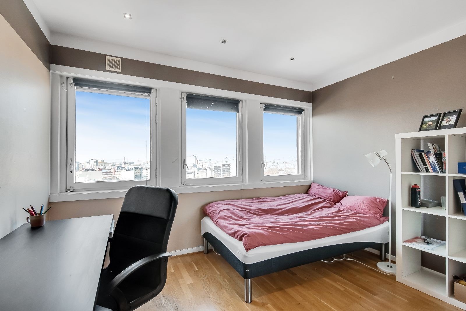 Hovedsoverom med seng og 2 innebygde garderobeskap, eget bad. Blitt malt i Jotun Oslo. Galleribilde