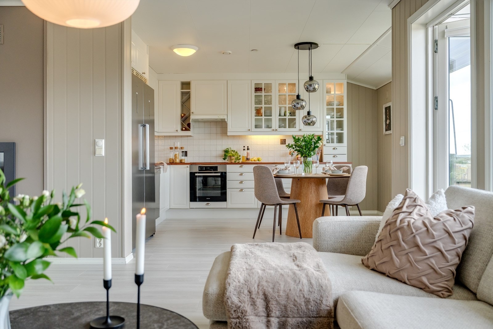 Den åpne løsningen mot stue/kjøkken gir god plass til spisebord Galleribilde