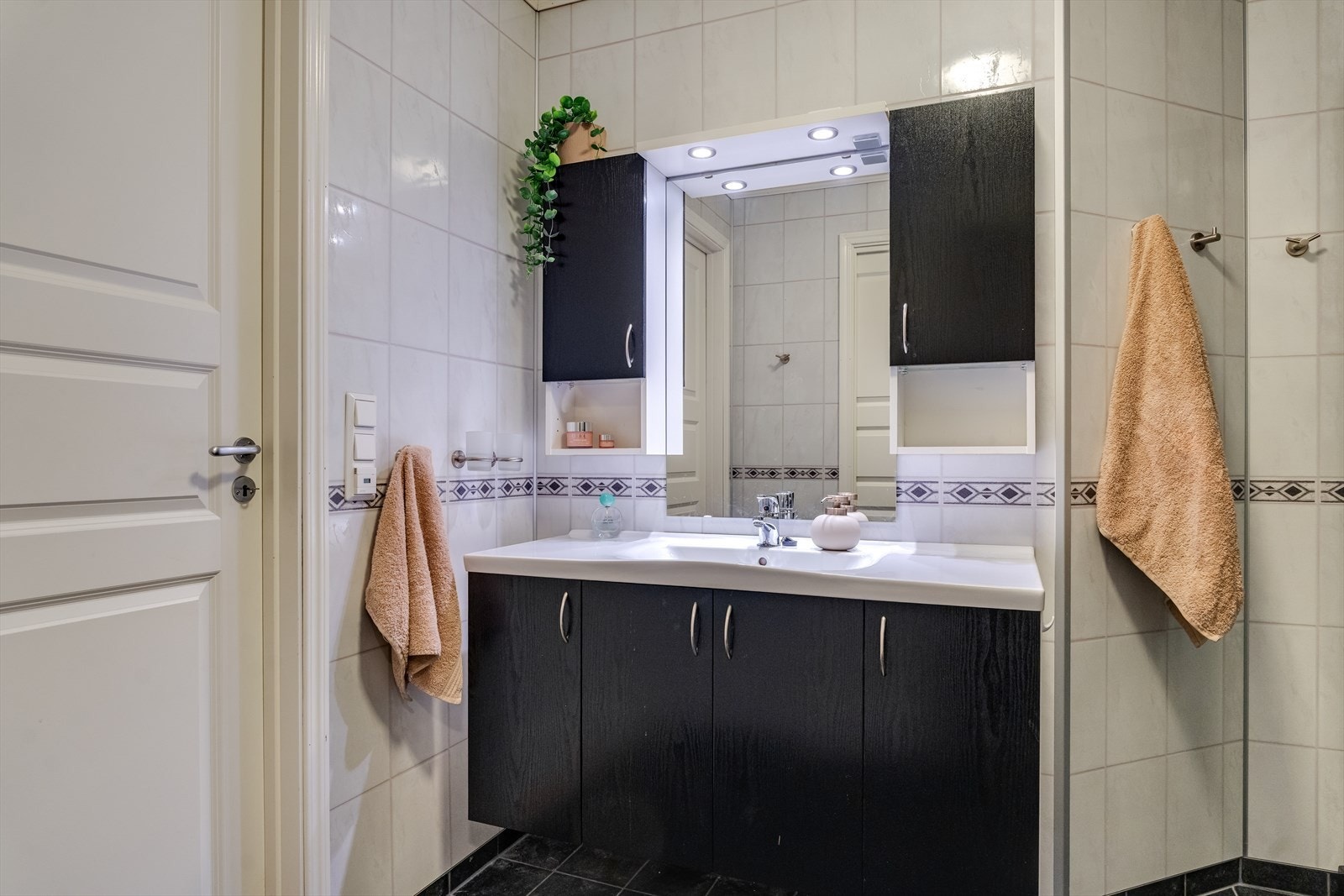 Baderomsinnredning med servant Galleribilde