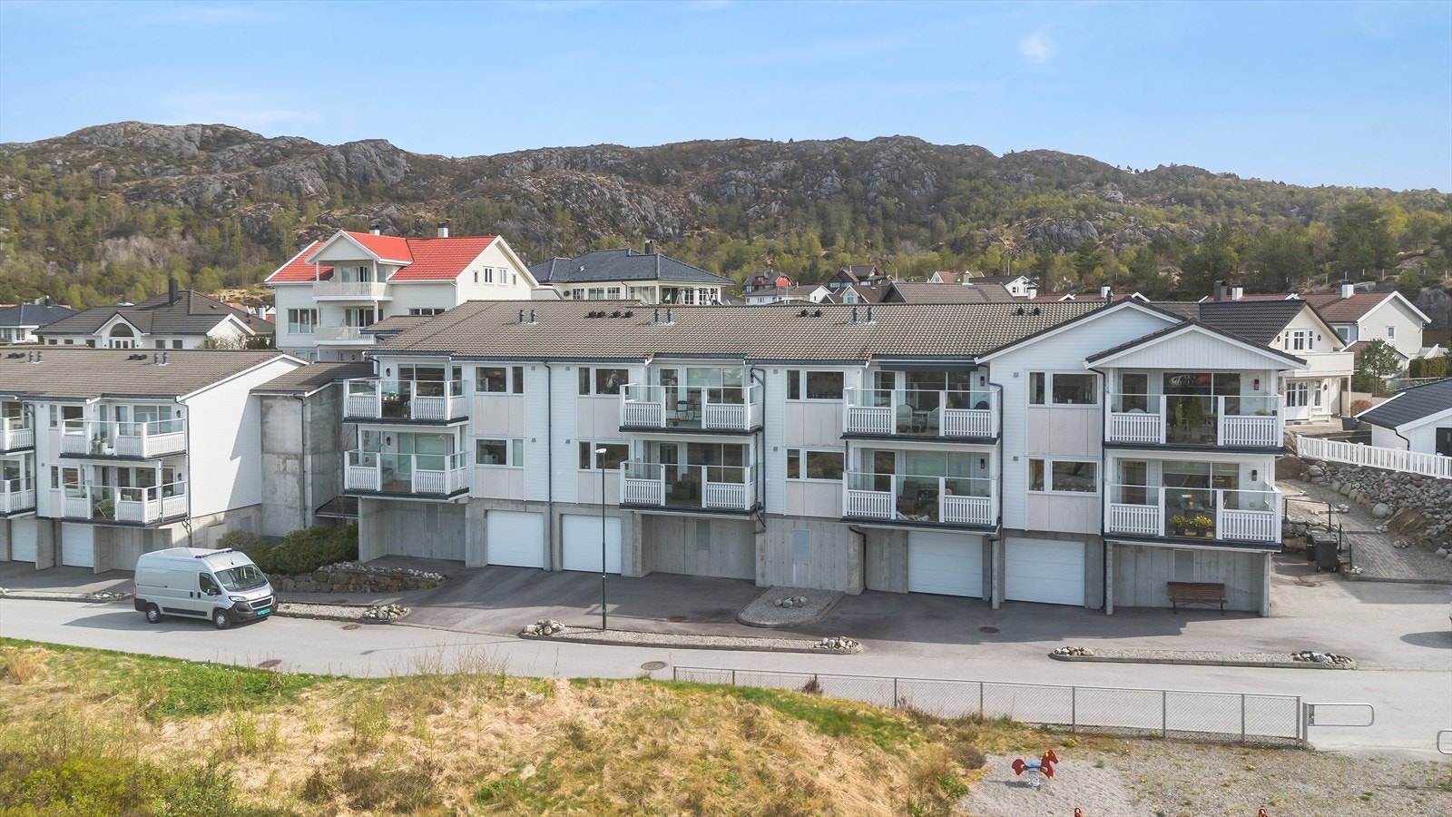 Leiligheten ligger i 2. og øverste etasje av bygget og har sentral beliggenhet i Førresfjorden med kort vei til det meste Galleribilde