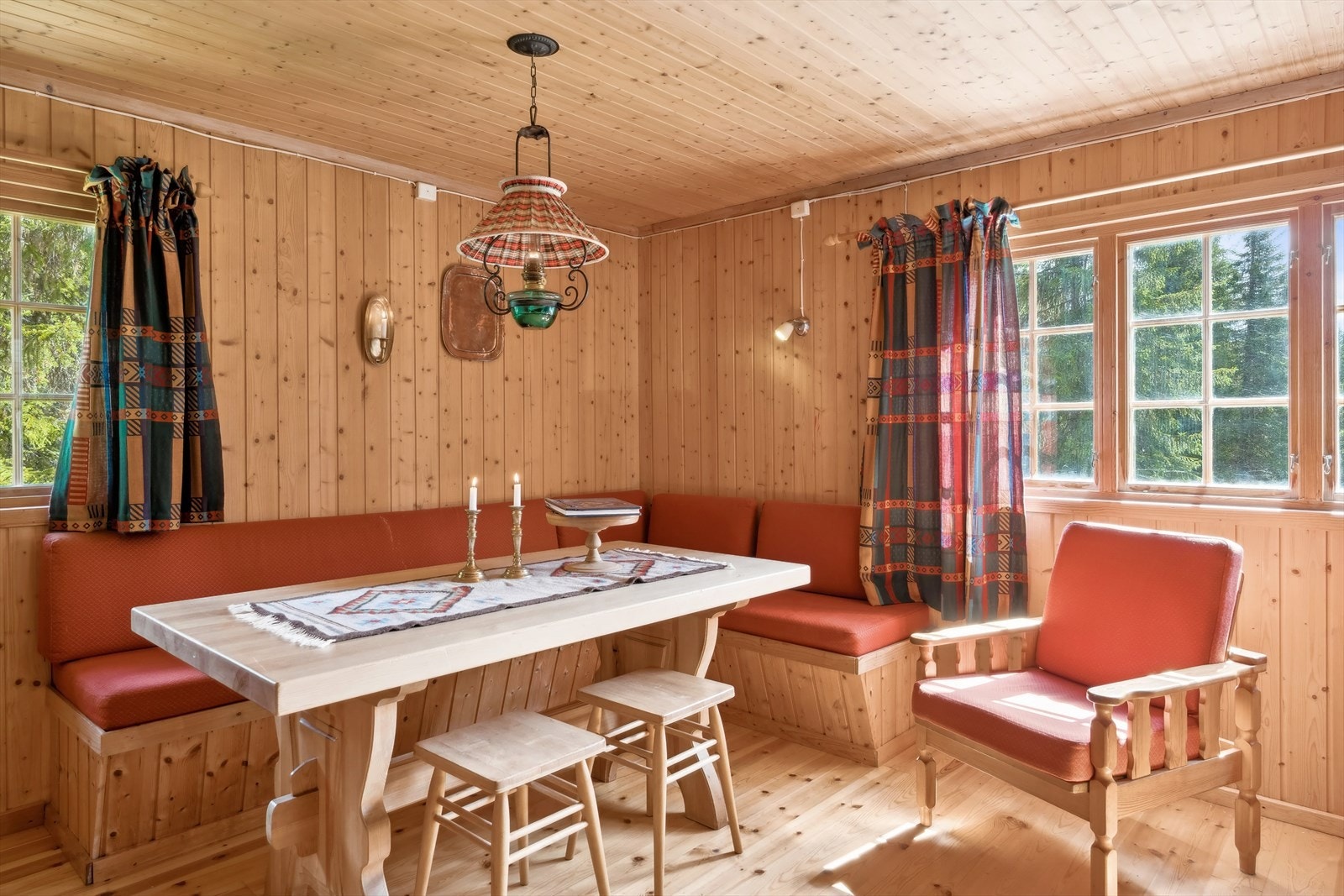 Lun og hyggelig stue med god plass til sofaløsning med tilhørende møblement. Galleribilde